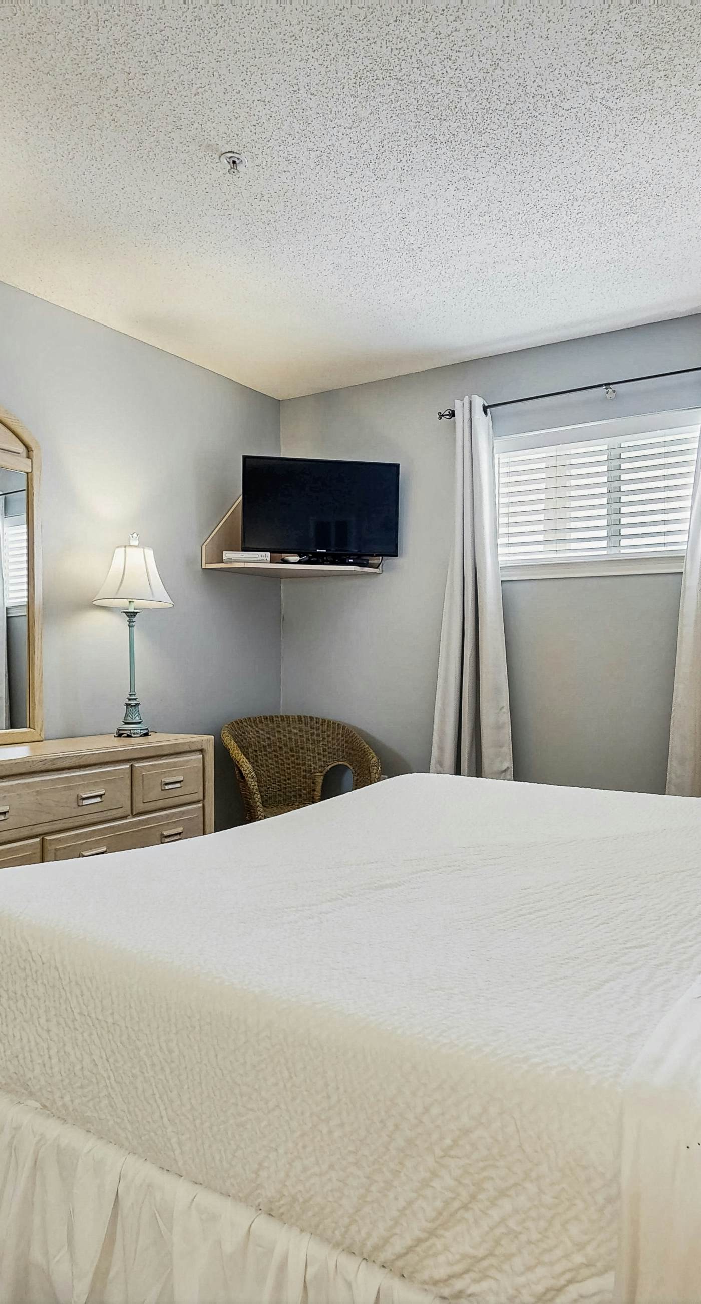 Charming Condo with Gulf View! Grill, Pools, Beach Access