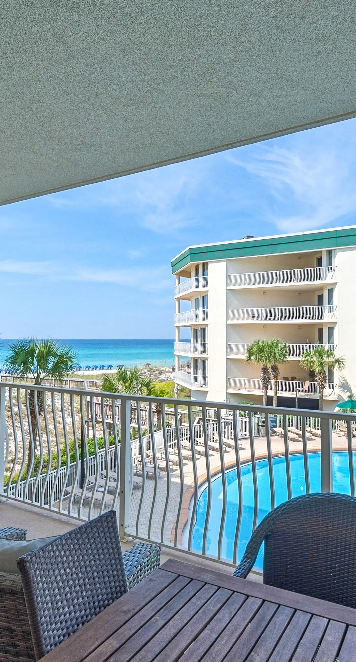 Lovely waterfront condo with balcony, pool, hot tub & pickleball