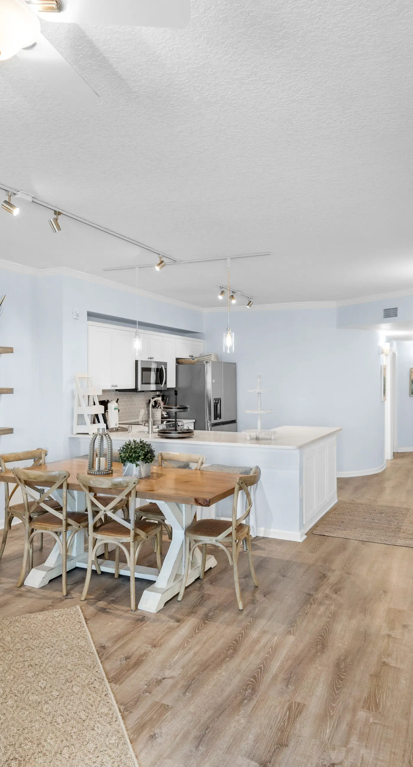 Lovely waterfront condo with balcony, pool, hot tub & pickleball