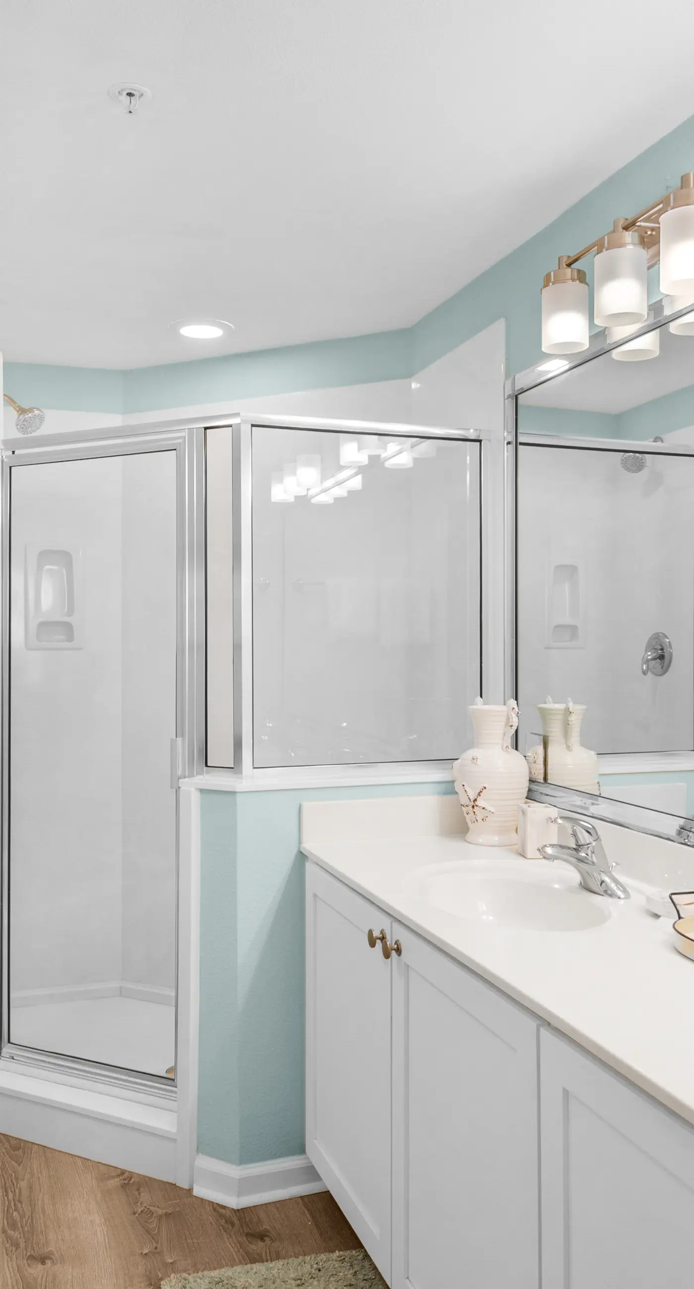 Lovely waterfront condo with balcony, pool, hot tub & pickleball