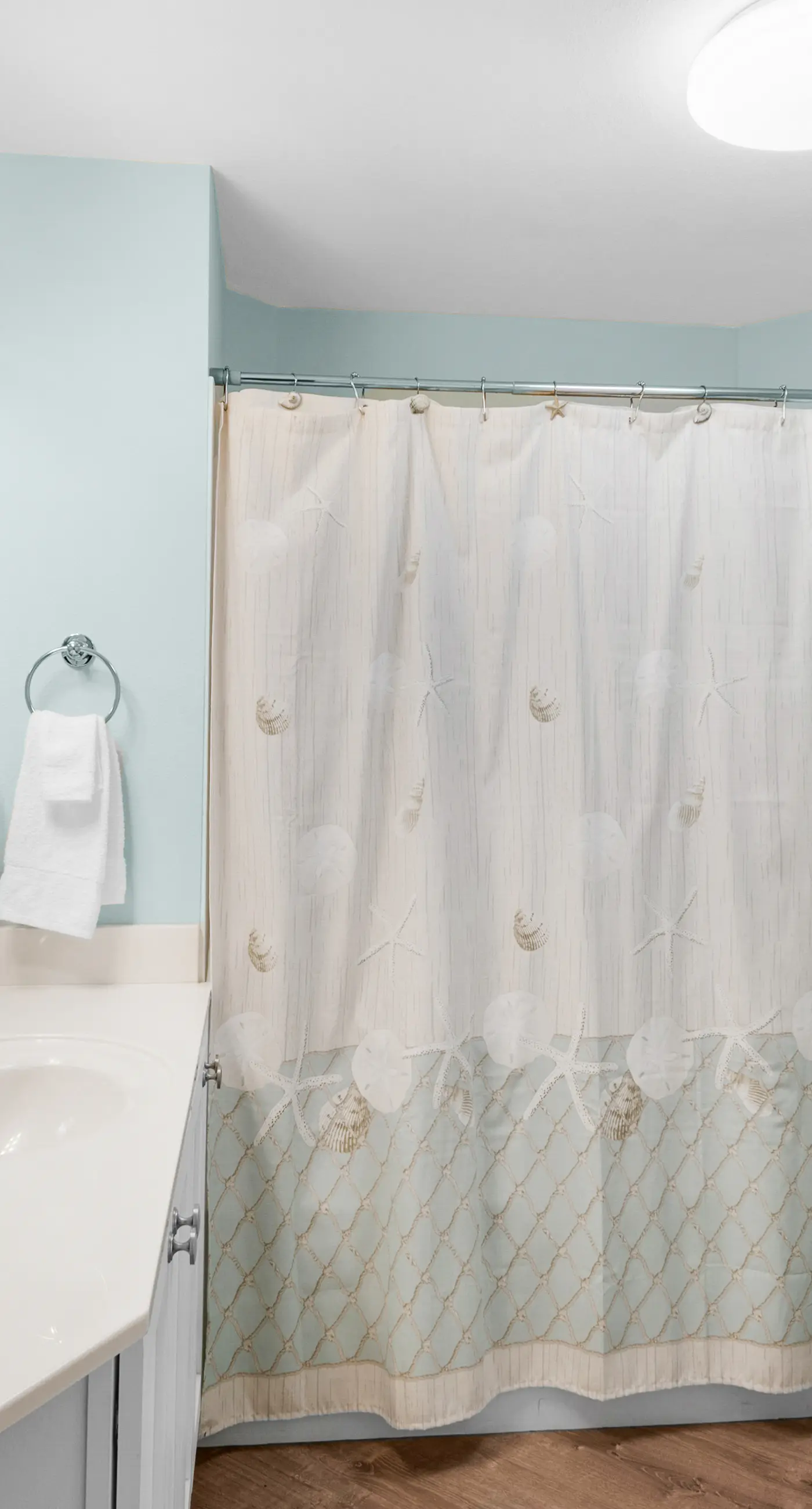 Lovely waterfront condo with balcony, pool, hot tub & pickleball