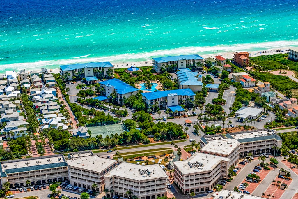 Beach haven with patio, lagoon pool, hot tub & pickleball - walk to beach