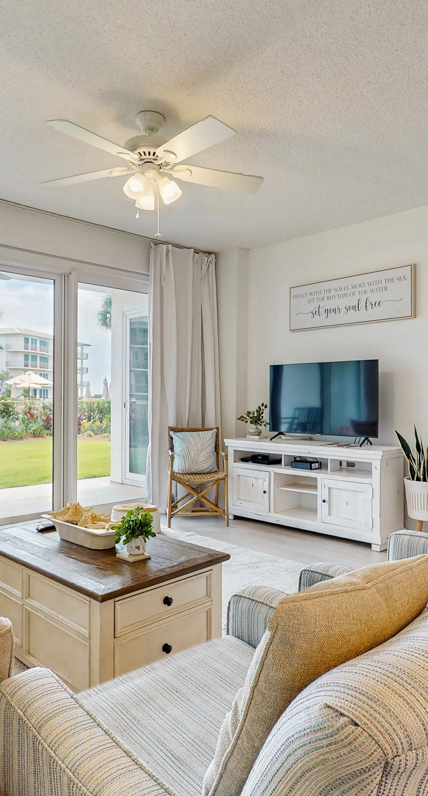 Beach haven with patio, lagoon pool, hot tub & pickleball - walk to beach