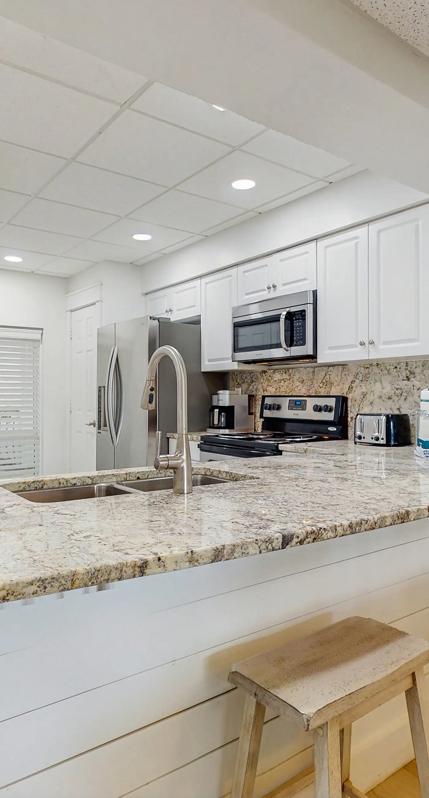 Beach haven with patio, lagoon pool, hot tub & pickleball - walk to beach