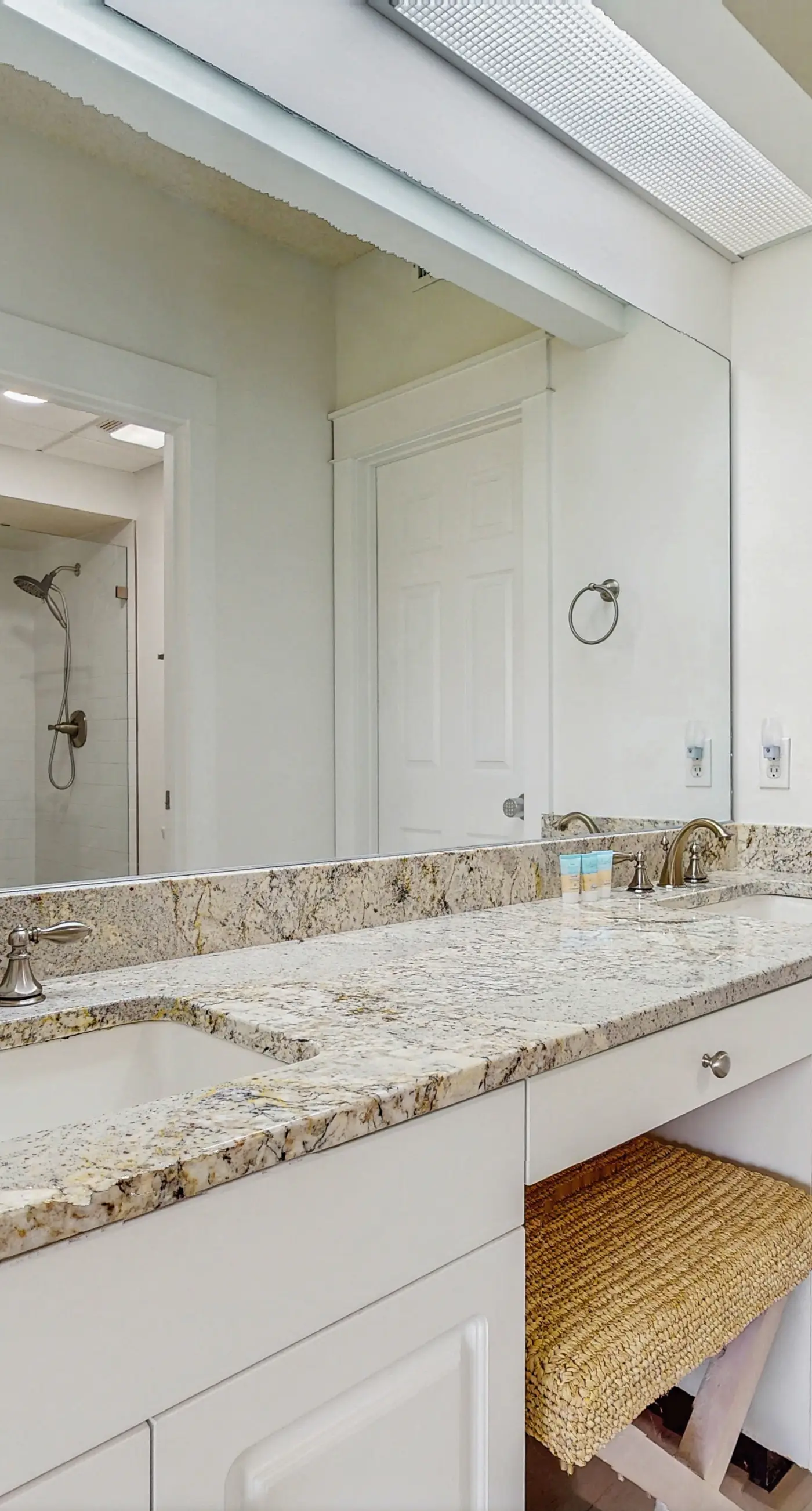 Beach haven with patio, lagoon pool, hot tub & pickleball - walk to beach