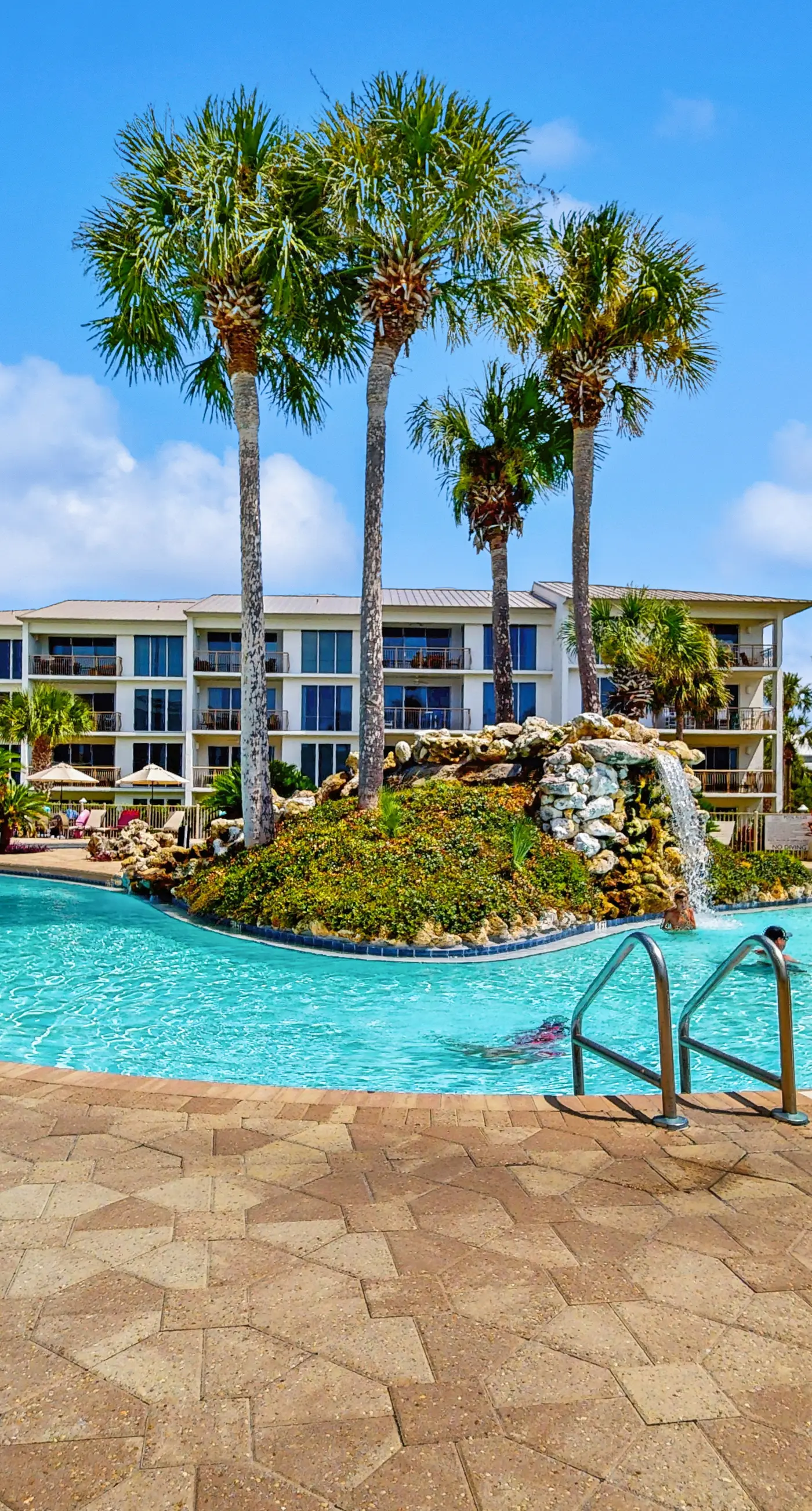 Beach haven with patio, lagoon pool, hot tub & pickleball - walk to beach