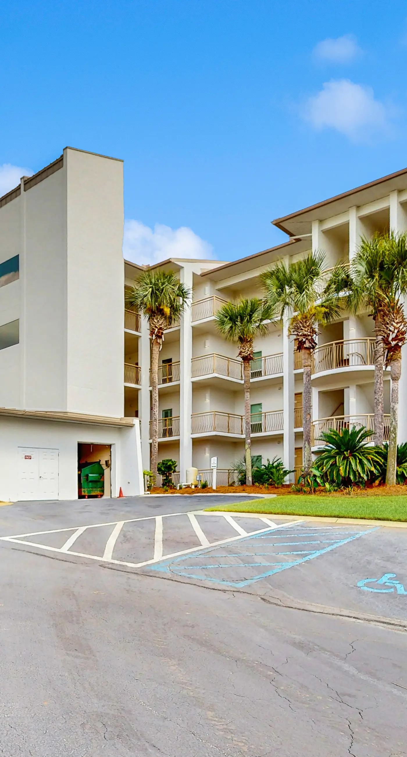 Beach haven with patio, lagoon pool, hot tub & pickleball - walk to beach