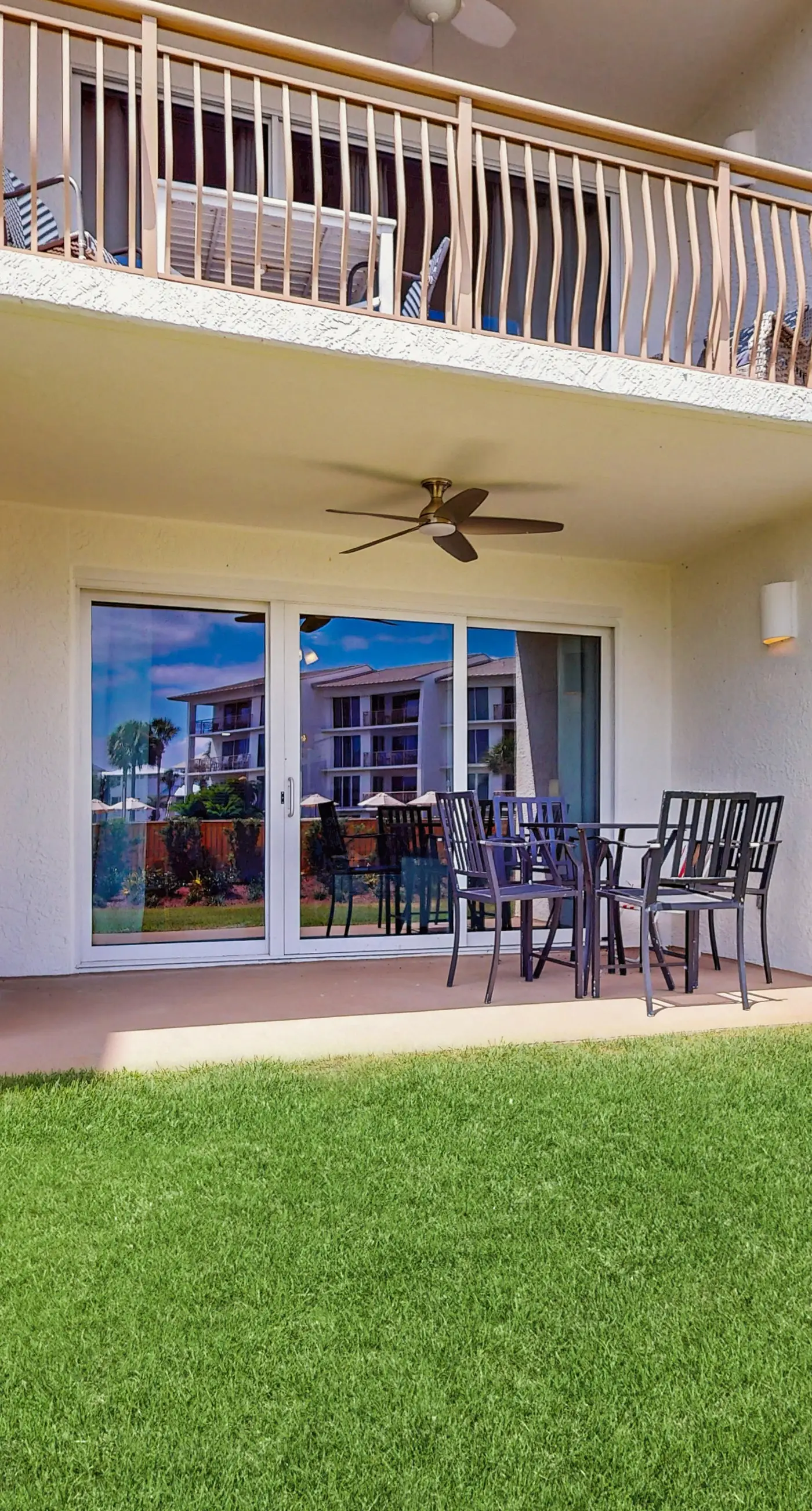 Beach haven with patio, lagoon pool, hot tub & pickleball - walk to beach