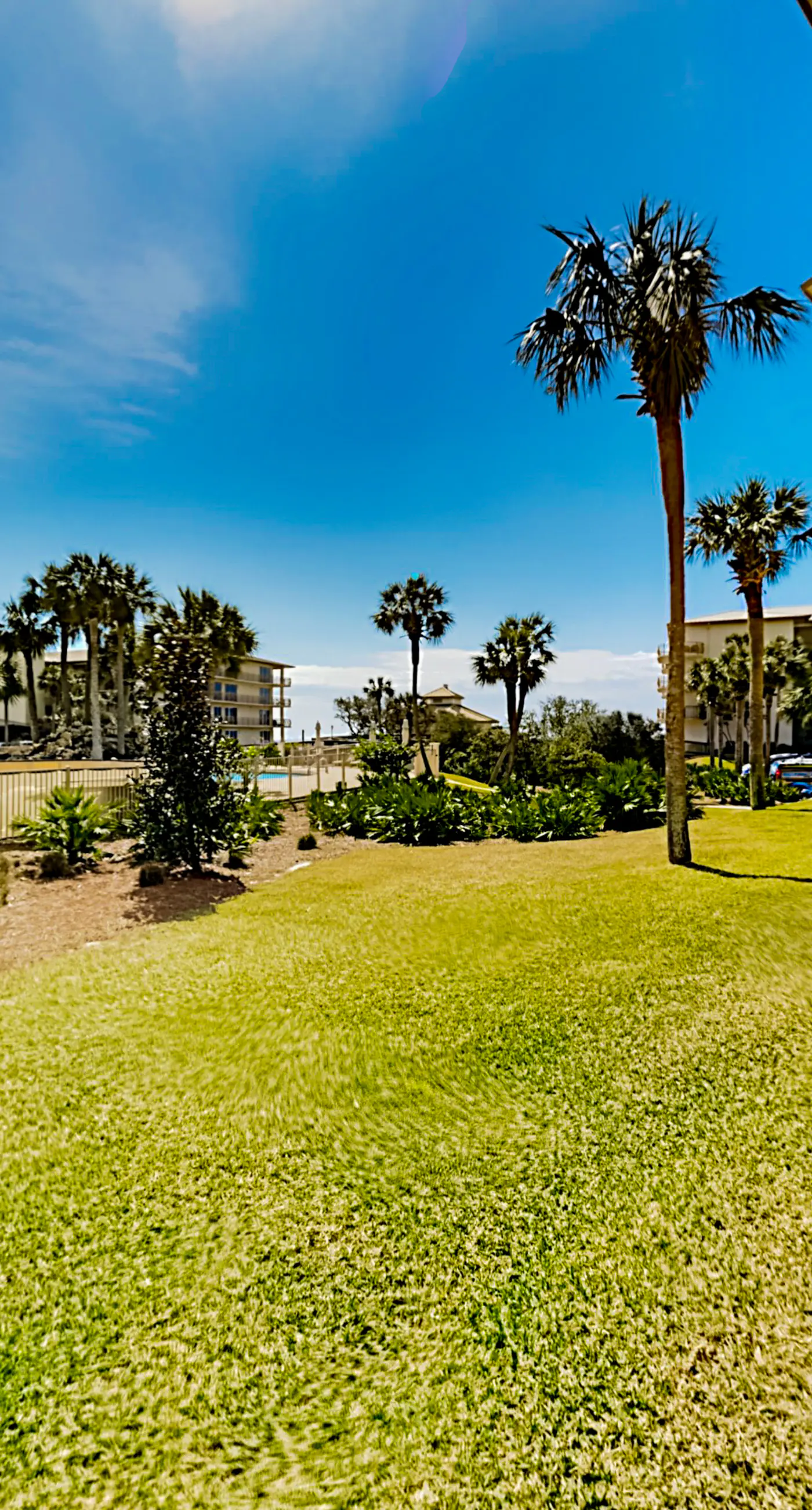 Beach haven with patio, lagoon pool, hot tub & pickleball - walk to beach