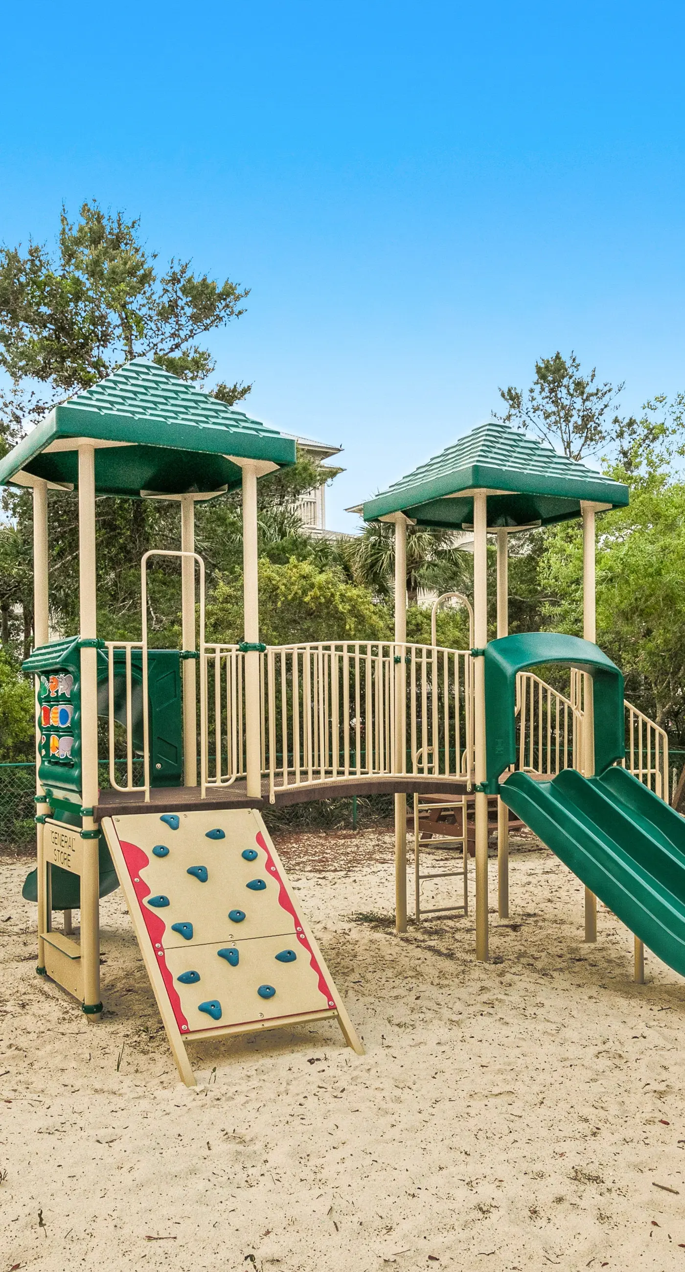 Beach haven with patio, lagoon pool, hot tub & pickleball - walk to beach