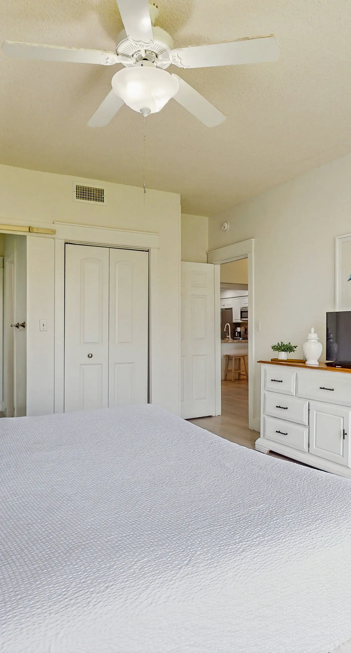 Beach haven with patio, lagoon pool, hot tub & pickleball - walk to beach
