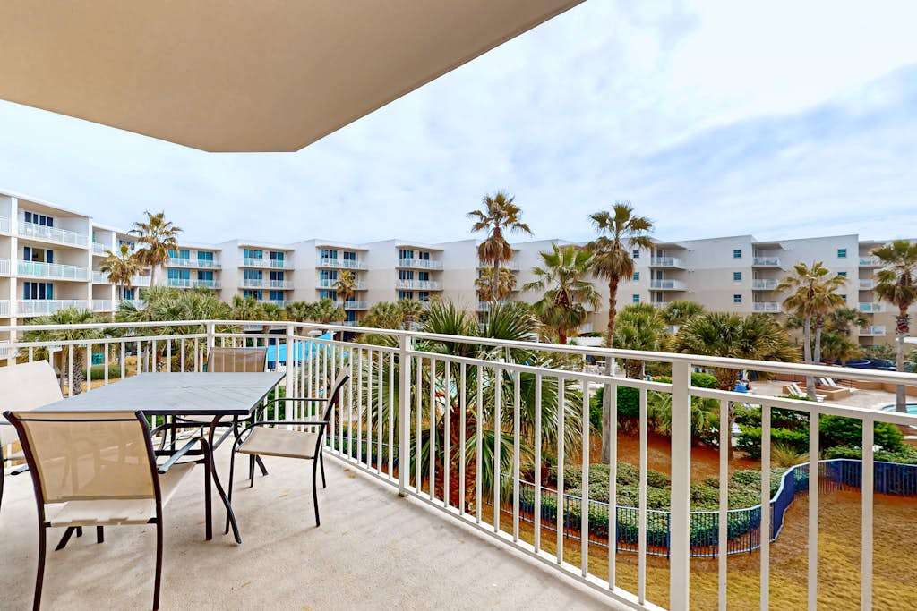 Welcoming, beachy condo on Okaloosa Island - pool, hot tubs, private W/D & AC