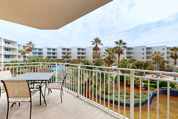 Welcoming, beachy condo on Okaloosa Island - pool, hot tubs, private W/D & AC