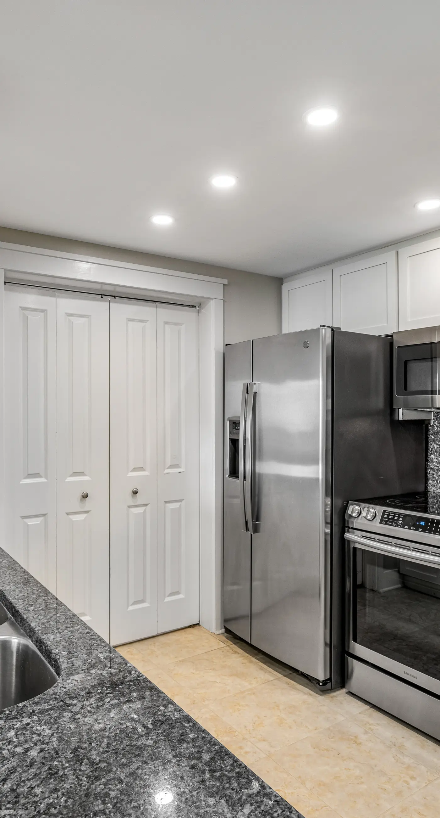Elegant oceanfront condo with Gulf views, central AC, and shared pool & hot tub