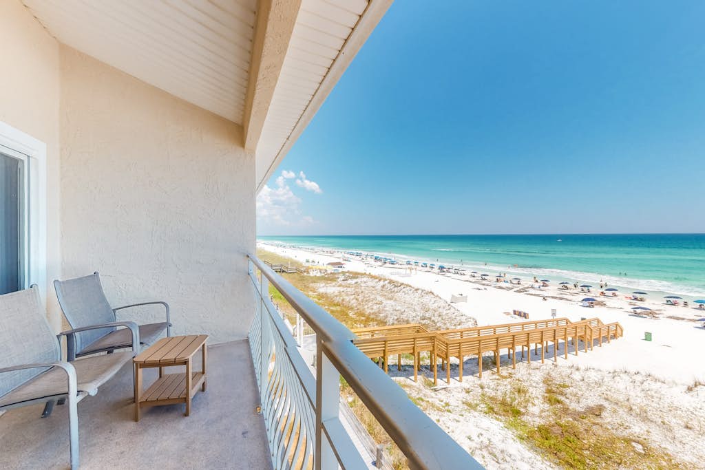 Wonderful Gulf-front condo with pool & beach boardwalk in the heart of Destin