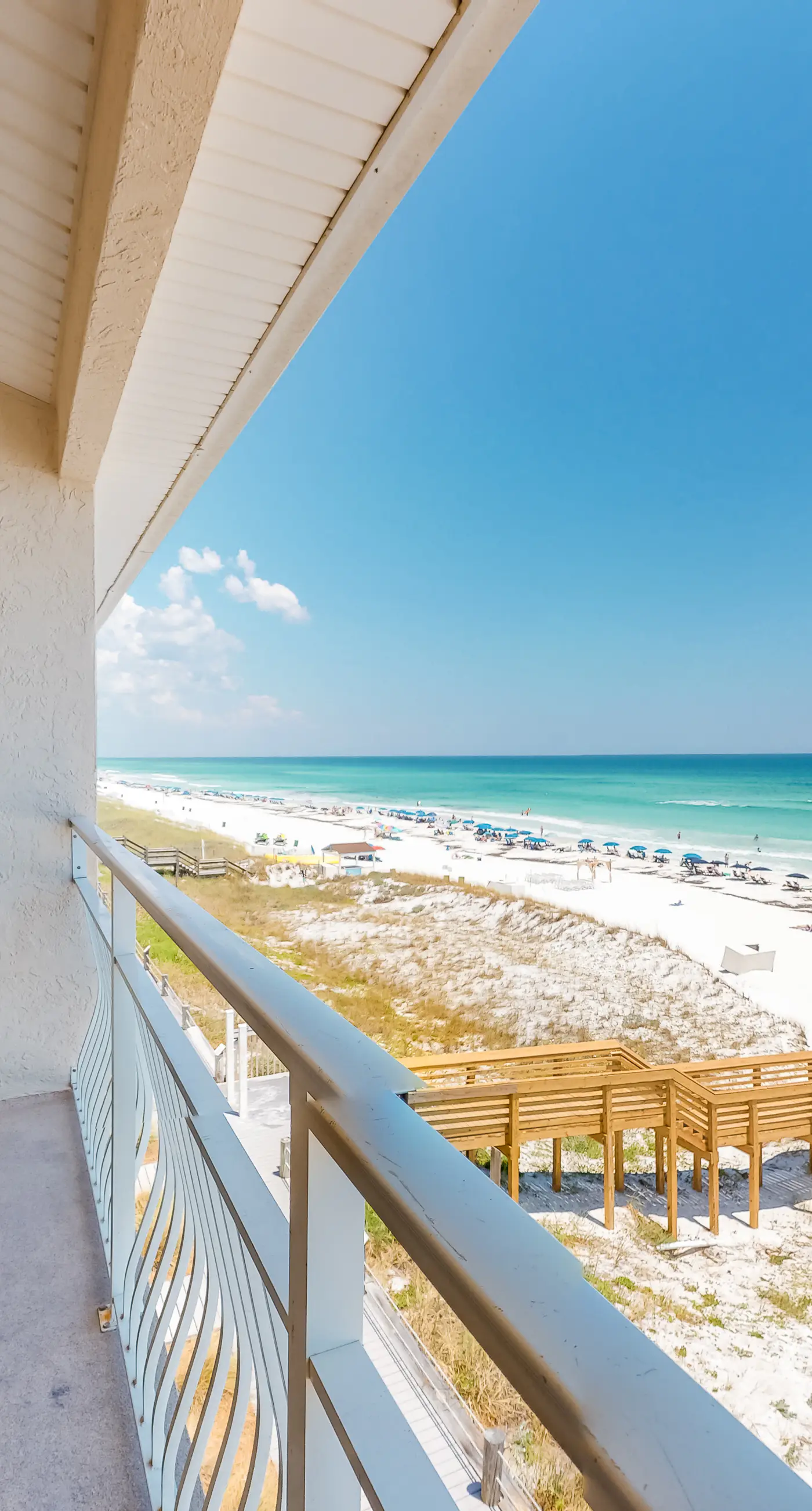 Wonderful Gulf-front condo with pool & beach boardwalk in the heart of Destin