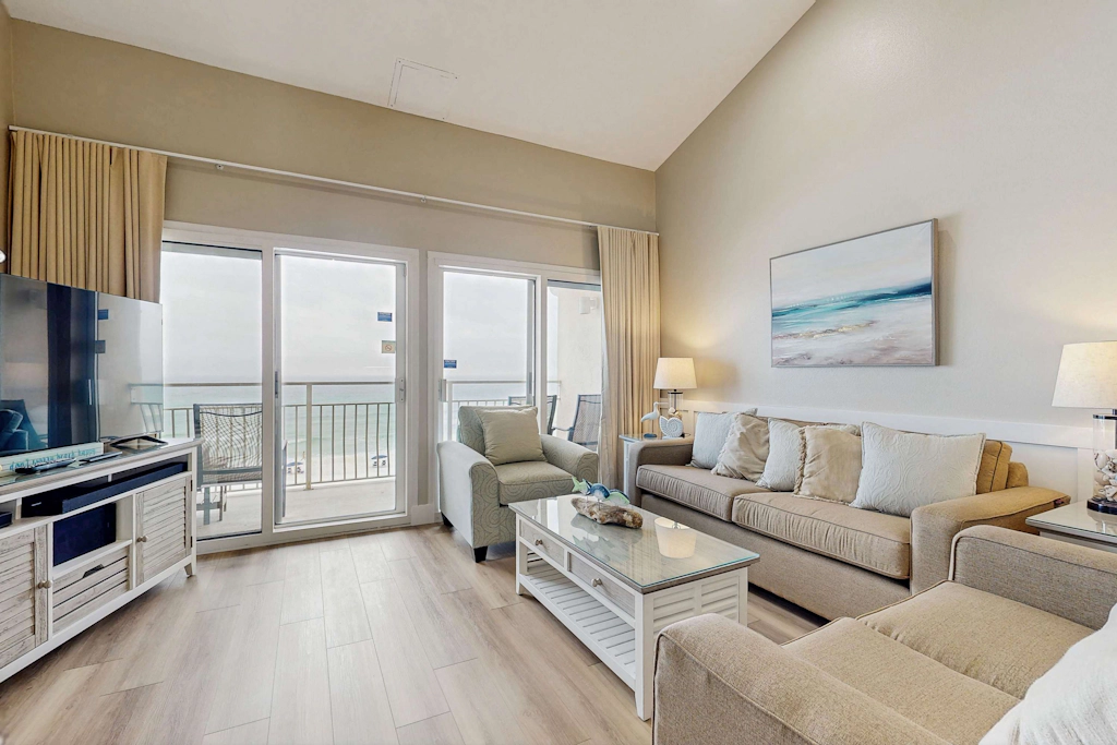 Wonderful Gulf-front condo with pool & beach boardwalk in the heart of Destin
