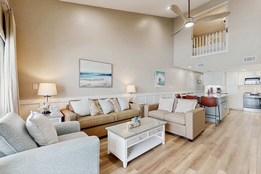 Wonderful Gulf-front condo with pool & beach boardwalk in the heart of Destin