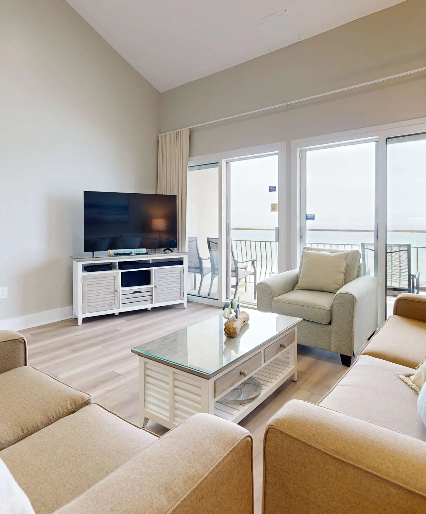 Wonderful Gulf-front condo with pool & beach boardwalk in the heart of Destin