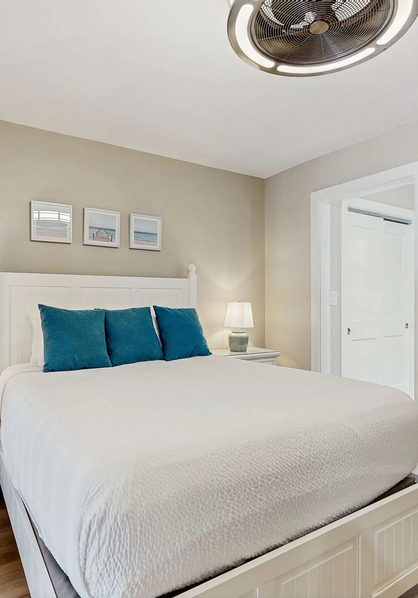 Wonderful Gulf-front condo with pool & beach boardwalk in the heart of Destin