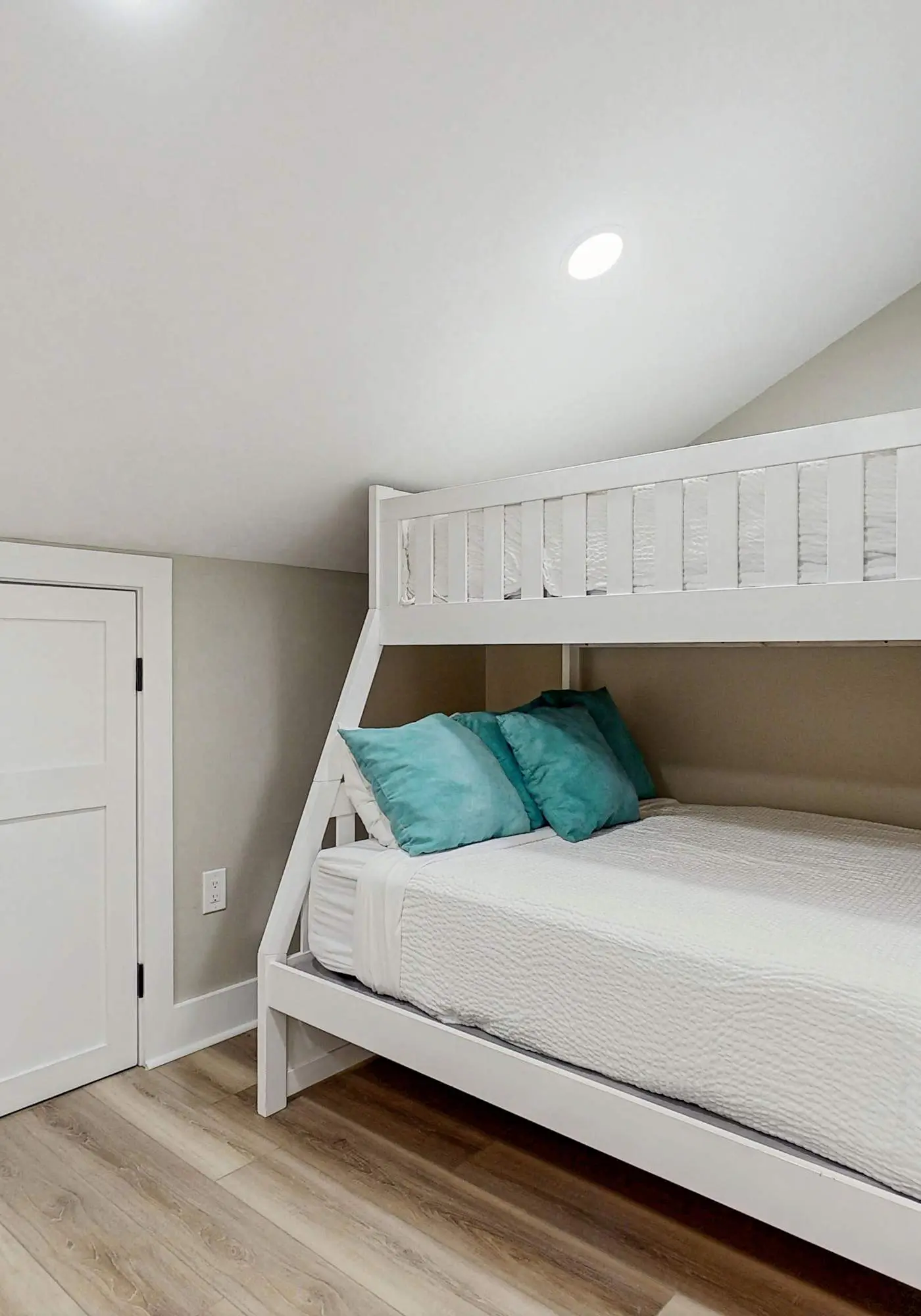 Wonderful Gulf-front condo with pool & beach boardwalk in the heart of Destin