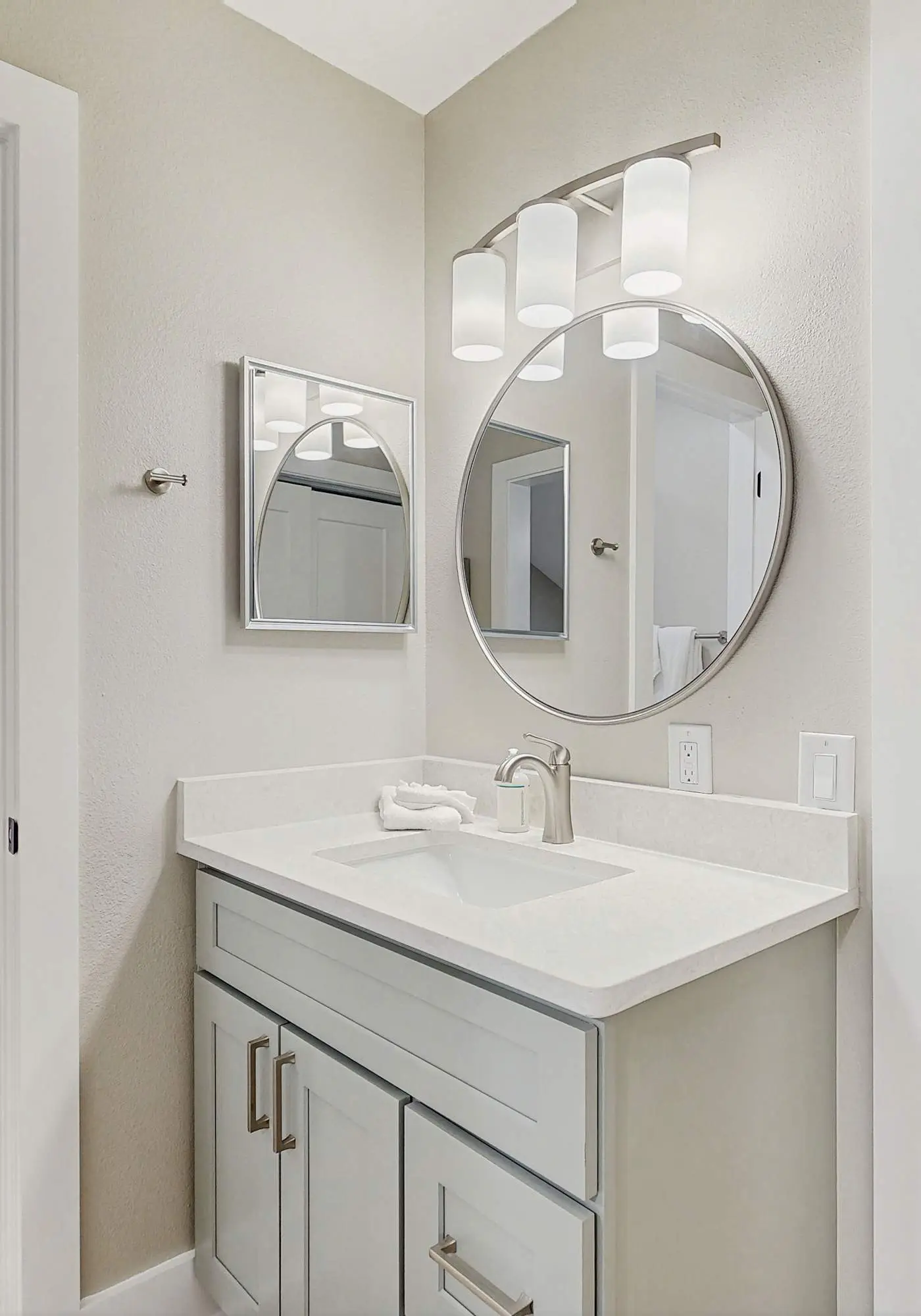 Wonderful Gulf-front condo with pool & beach boardwalk in the heart of Destin