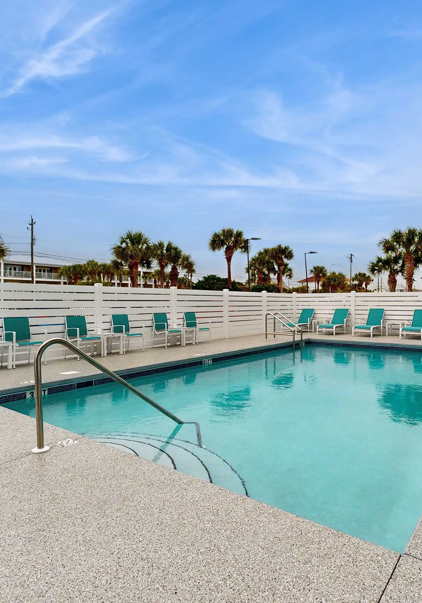 Wonderful Gulf-front condo with pool & beach boardwalk in the heart of Destin