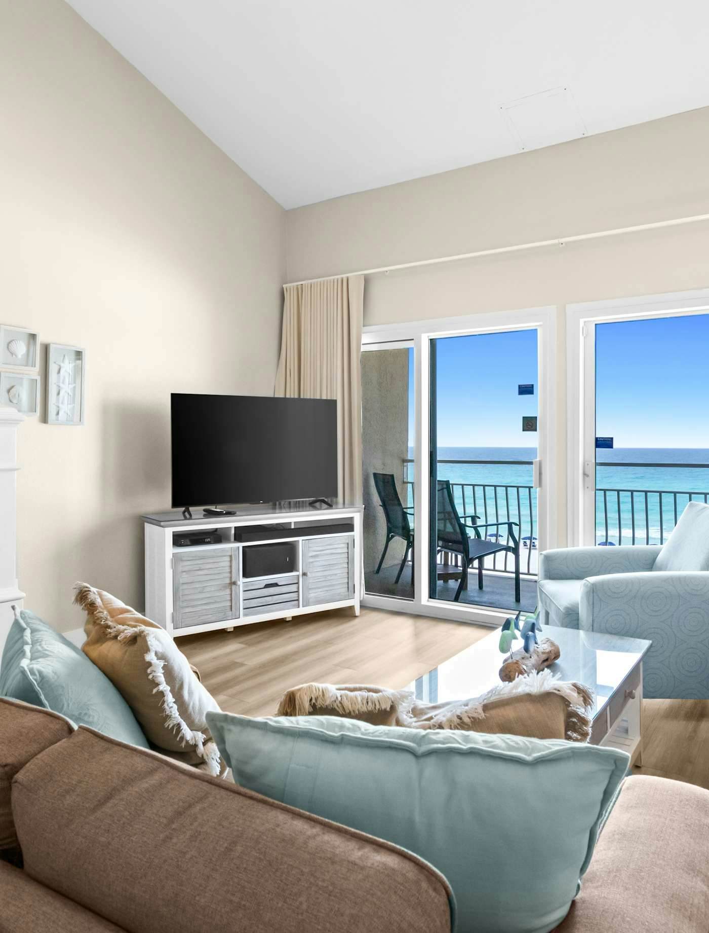 Wonderful Gulf-front condo with pool & beach boardwalk in the heart of Destin