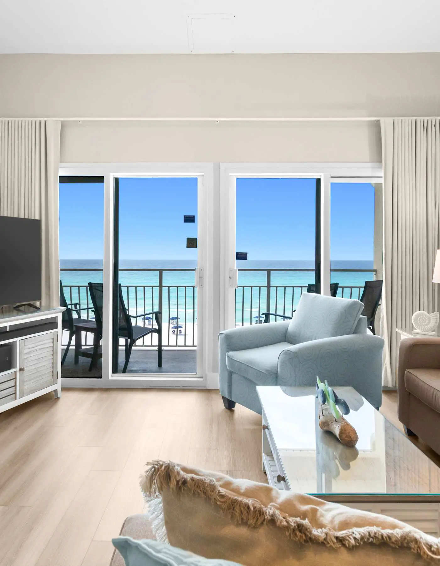 Wonderful Gulf-front condo with pool & beach boardwalk in the heart of Destin