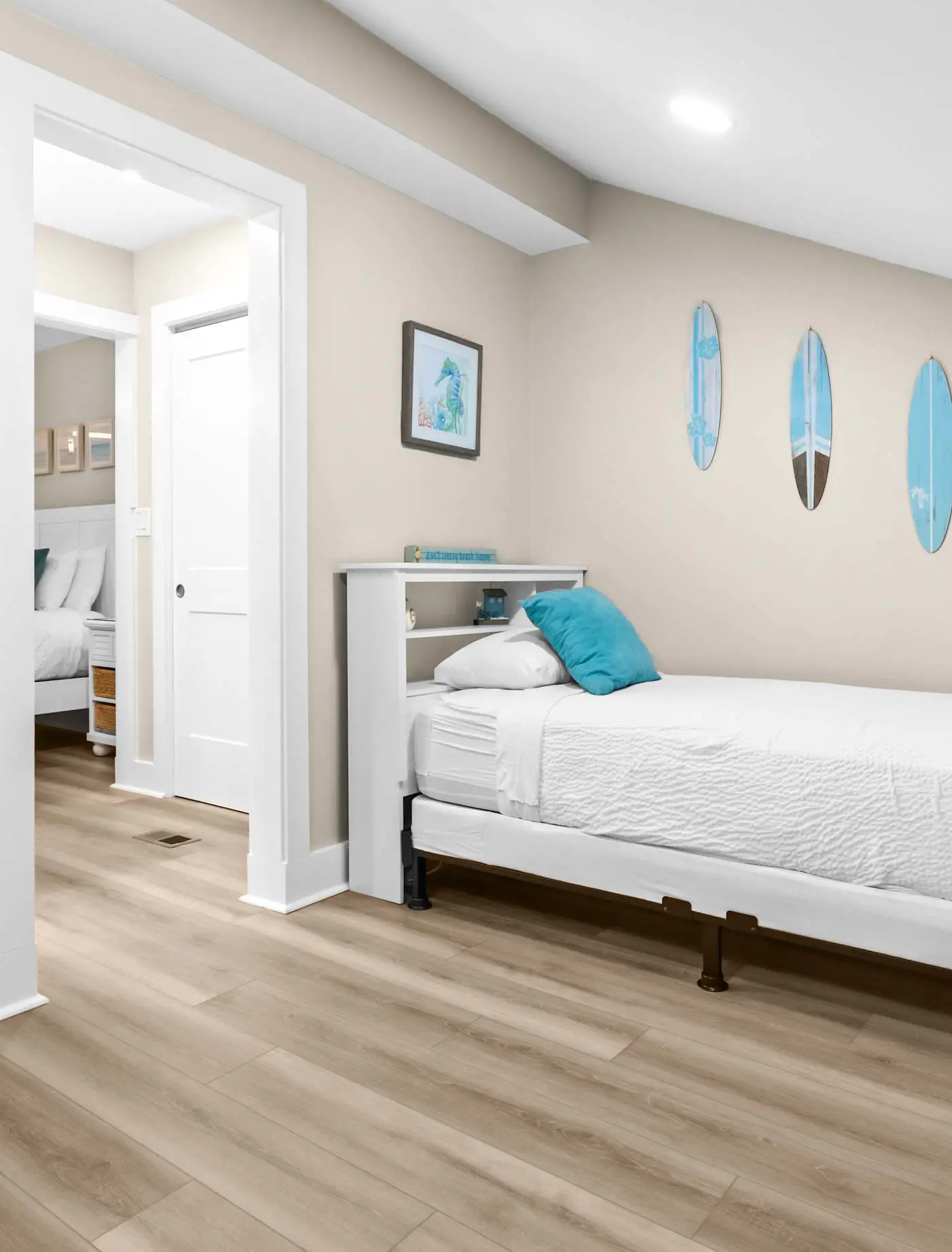 Wonderful Gulf-front condo with pool & beach boardwalk in the heart of Destin