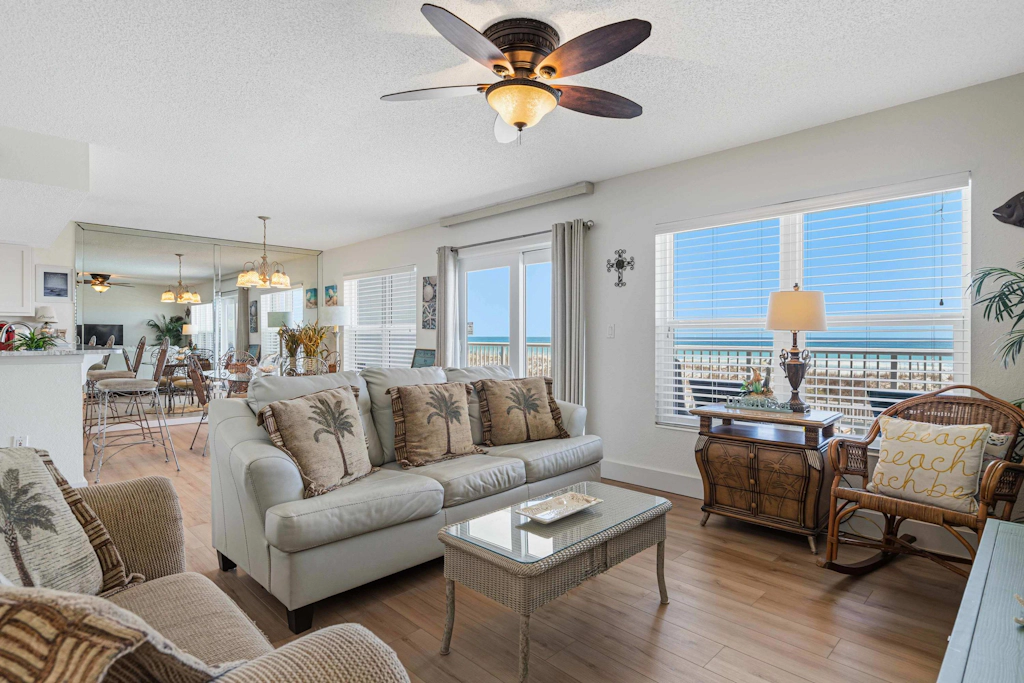 Spacious condo in with free WiFi, pool access, central AC, and washer&dryer