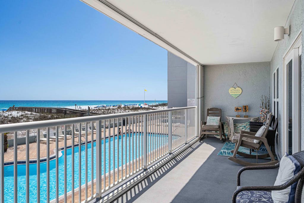 Spacious condo in with free WiFi, pool access, central AC, and washer&dryer