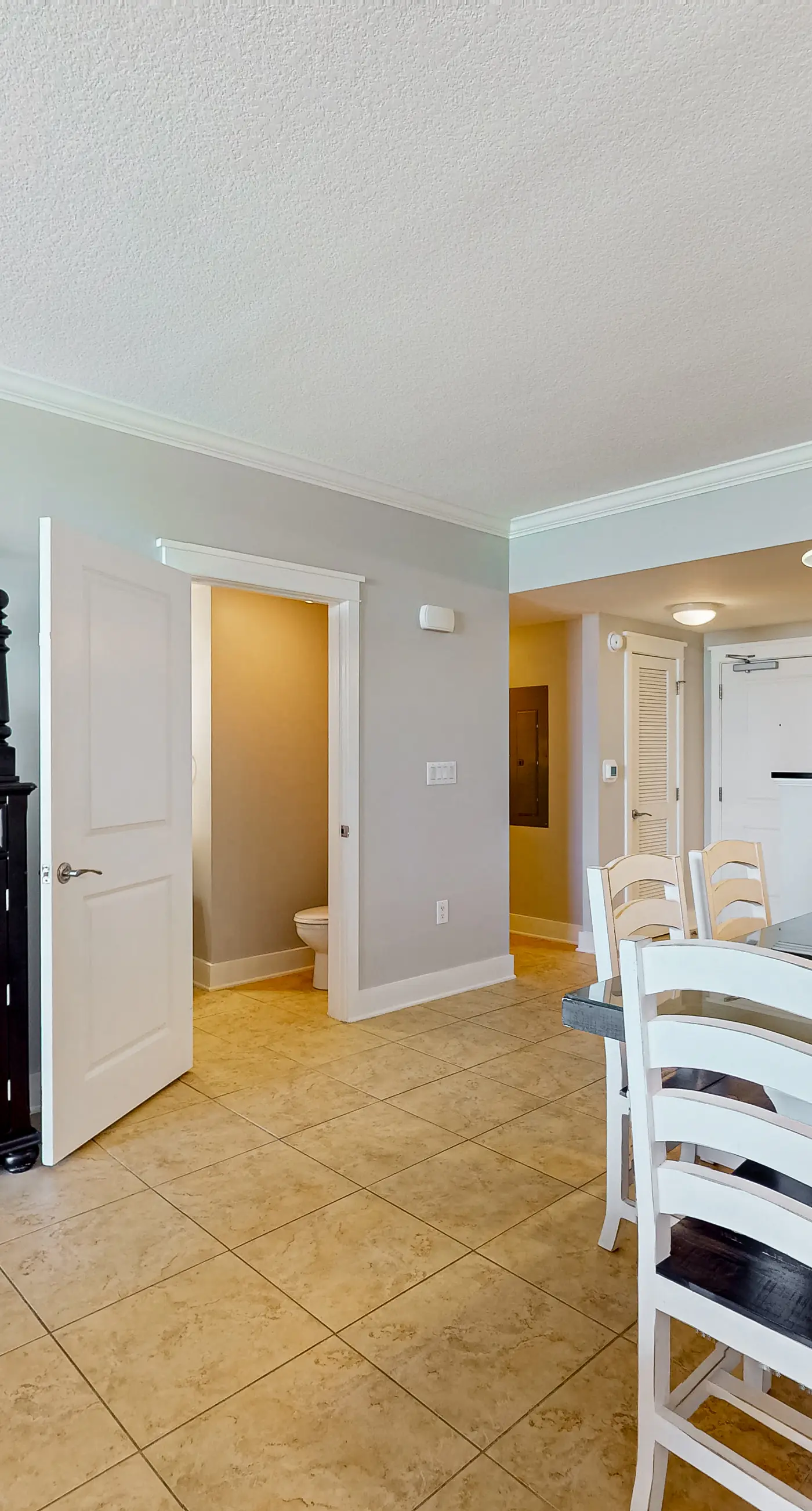 Newly renovated, 1st-floor condo with seasonal beach service & beach views