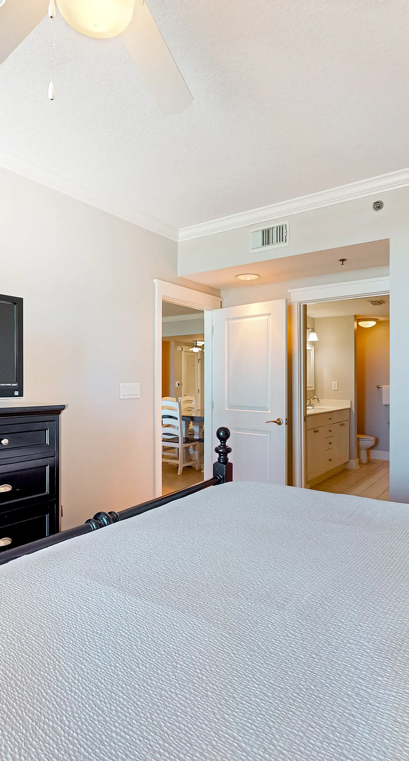 Newly renovated, 1st-floor condo with seasonal beach service & beach views