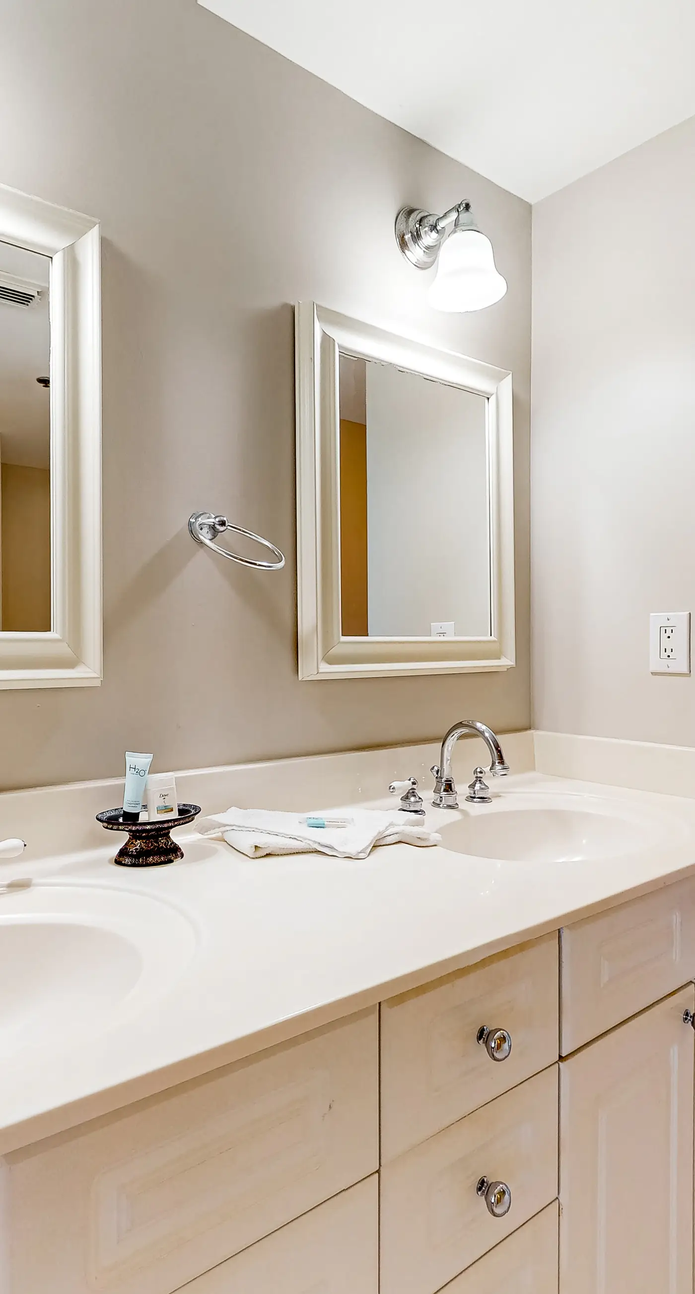 Newly renovated, 1st-floor condo with seasonal beach service & beach views