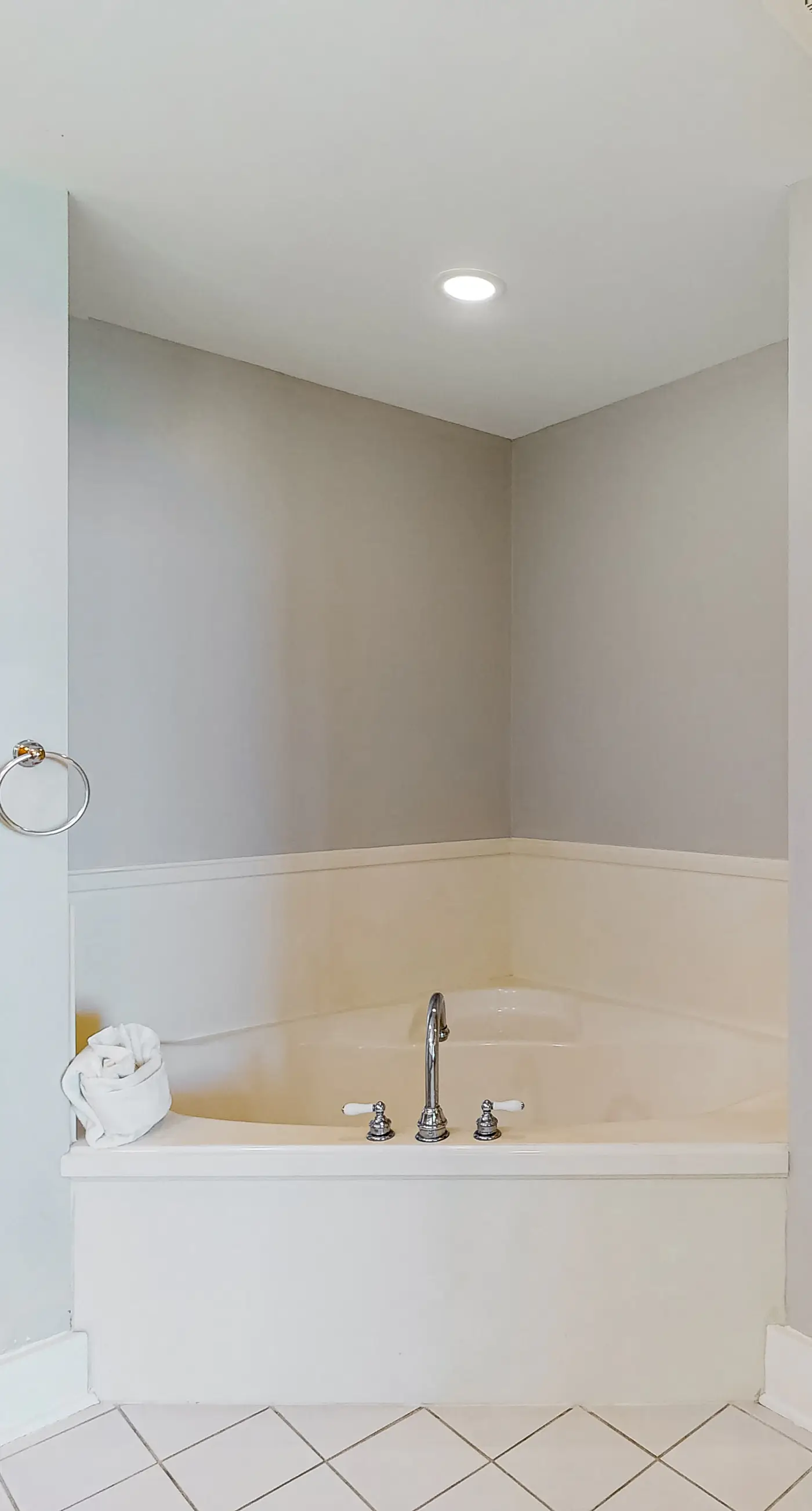 Newly renovated, 1st-floor condo with seasonal beach service & beach views