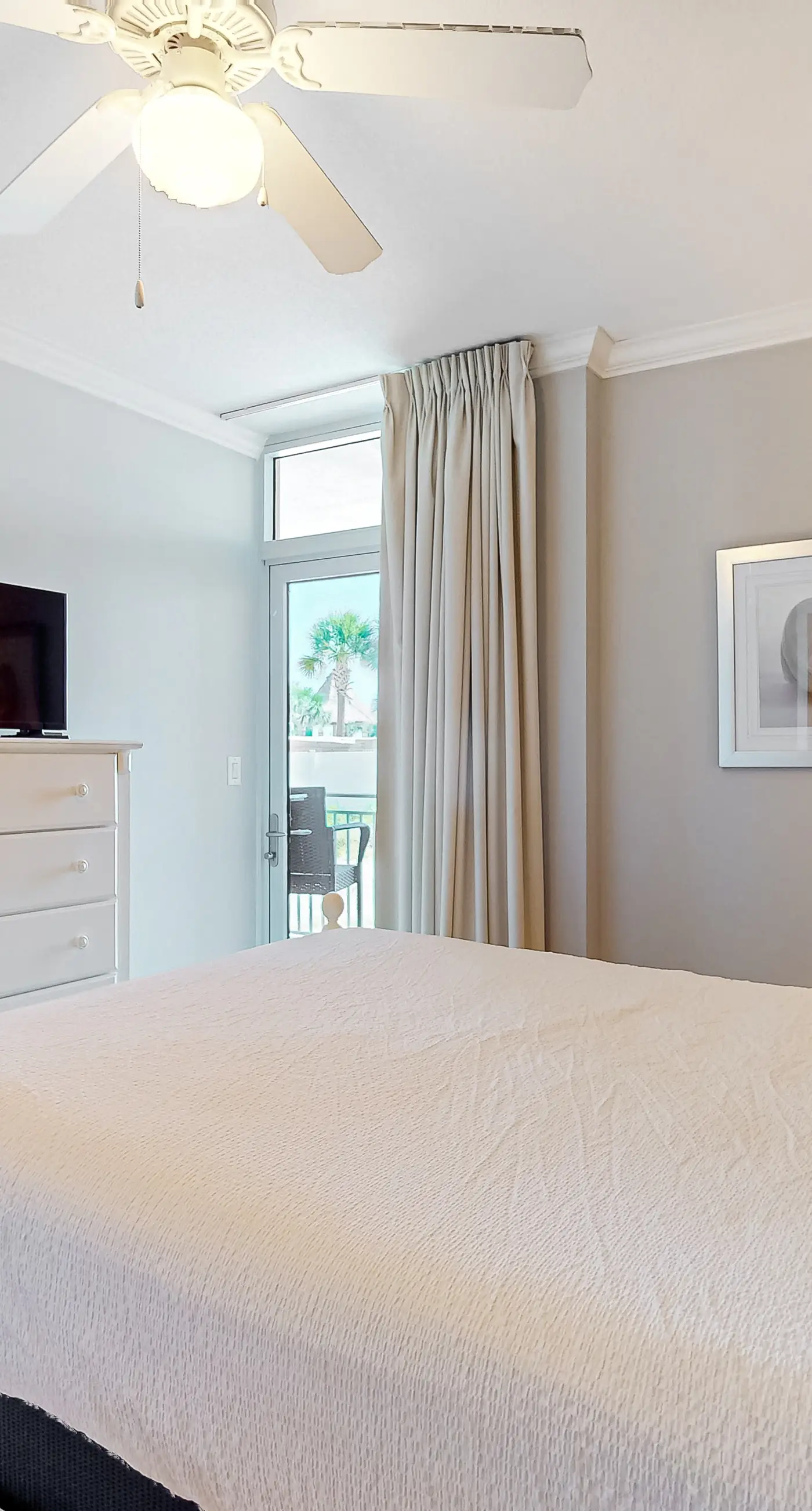 Newly renovated, 1st-floor condo with seasonal beach service & beach views