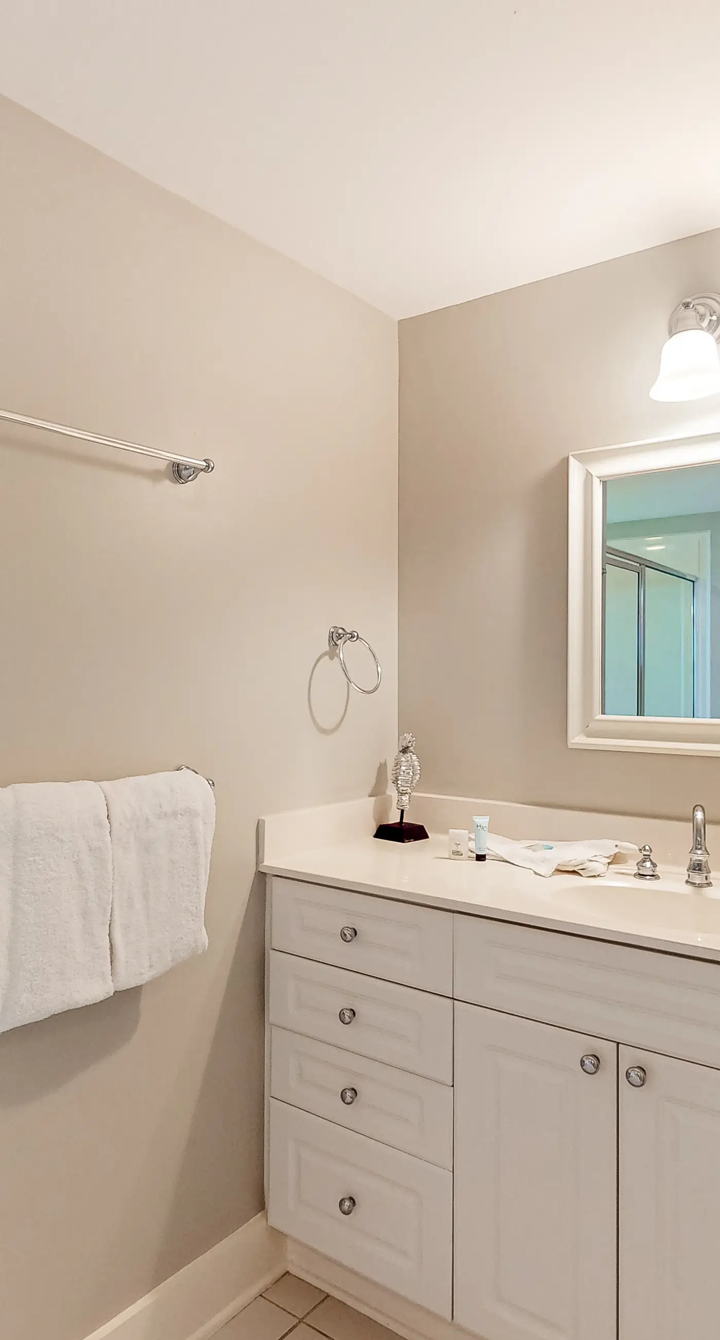 Newly renovated, 1st-floor condo with seasonal beach service & beach views