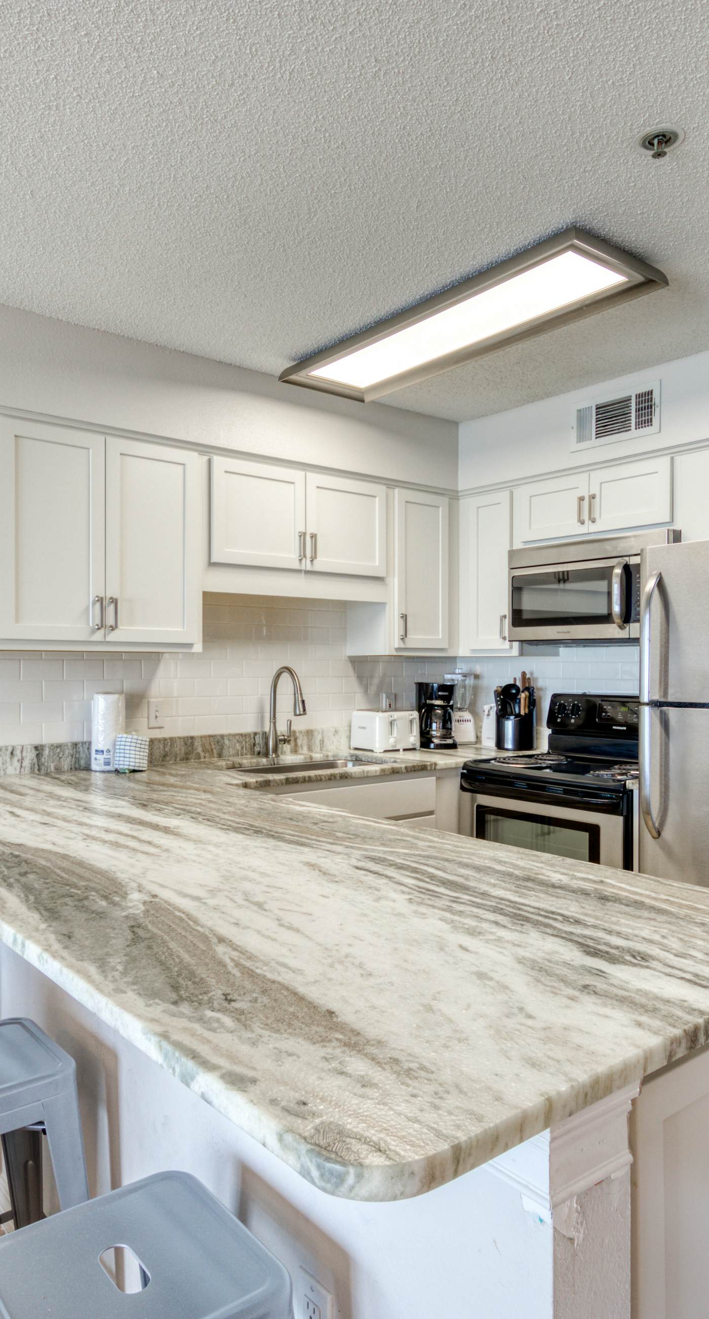 Stunning 1st-floor condo with Gulf view, grill, pools & beach access