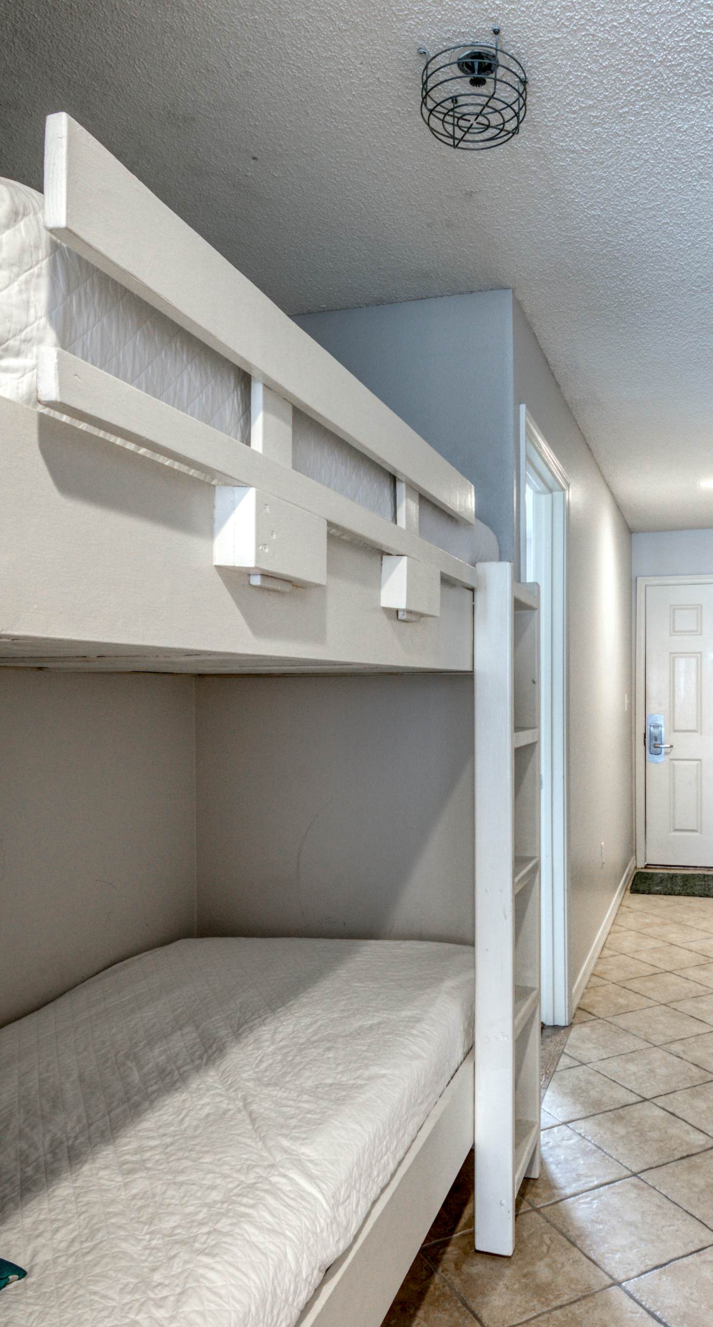 Stunning 1st-floor condo with Gulf view, grill, pools & beach access