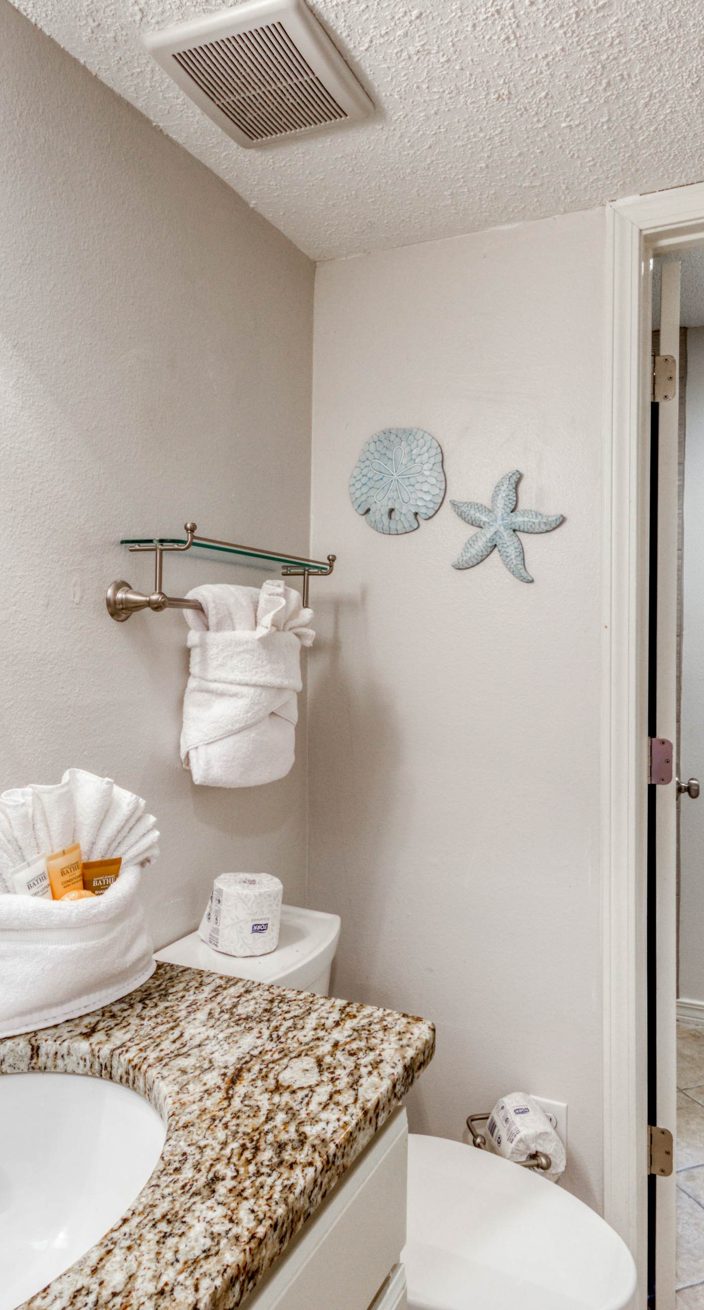 Stunning 1st-floor condo with Gulf view, grill, pools & beach access