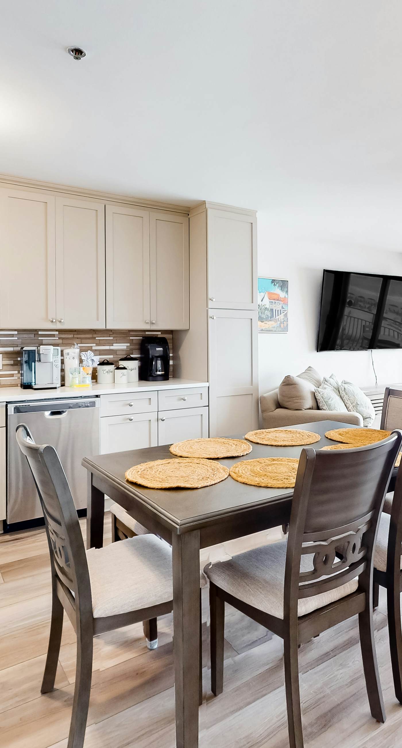 Beautiful Gulf Condo with Balcony, Outdoor Shower & Shared Pool