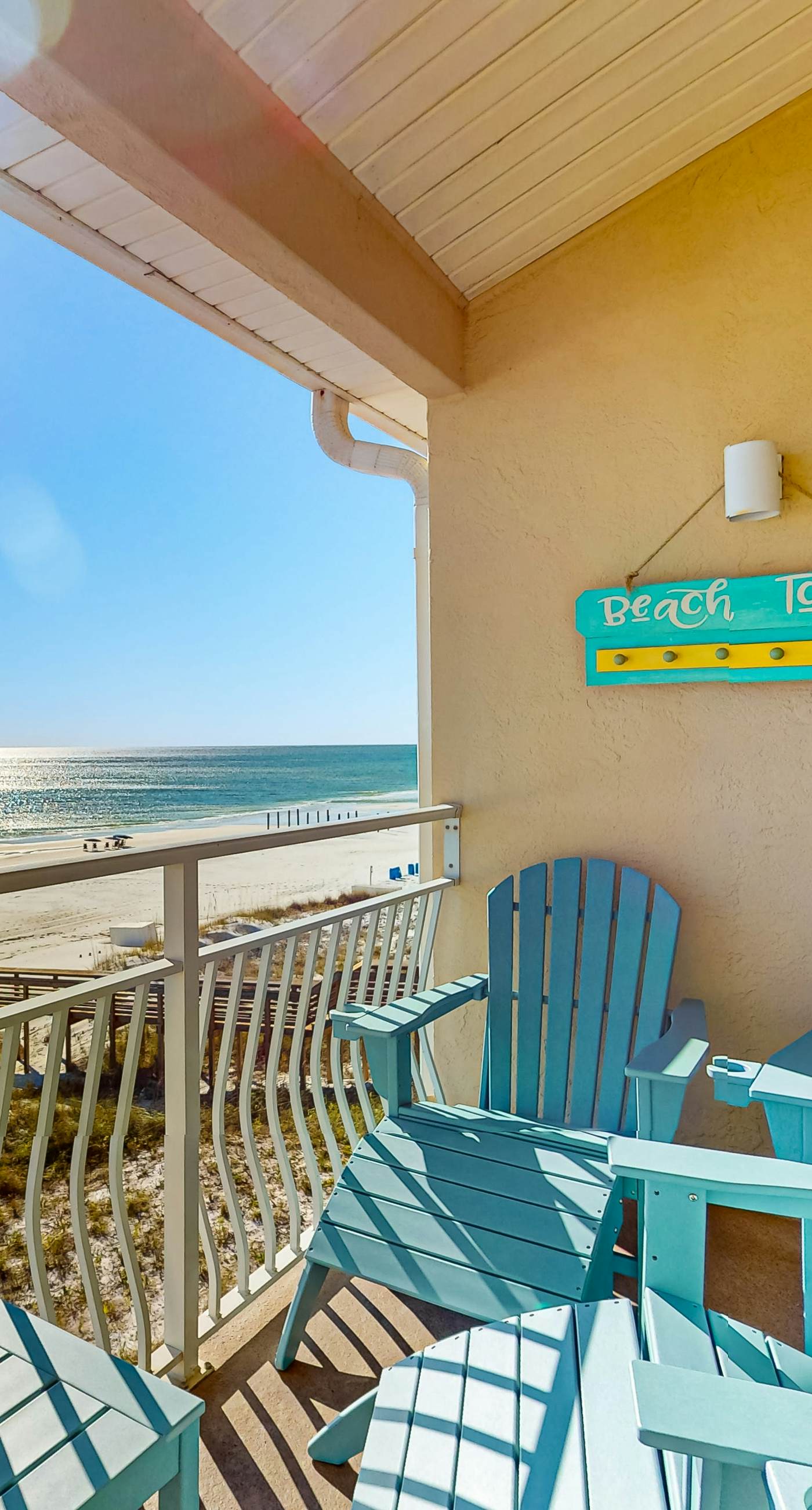 Gulf-front condo with complimentary beach equipment - near shops & dining