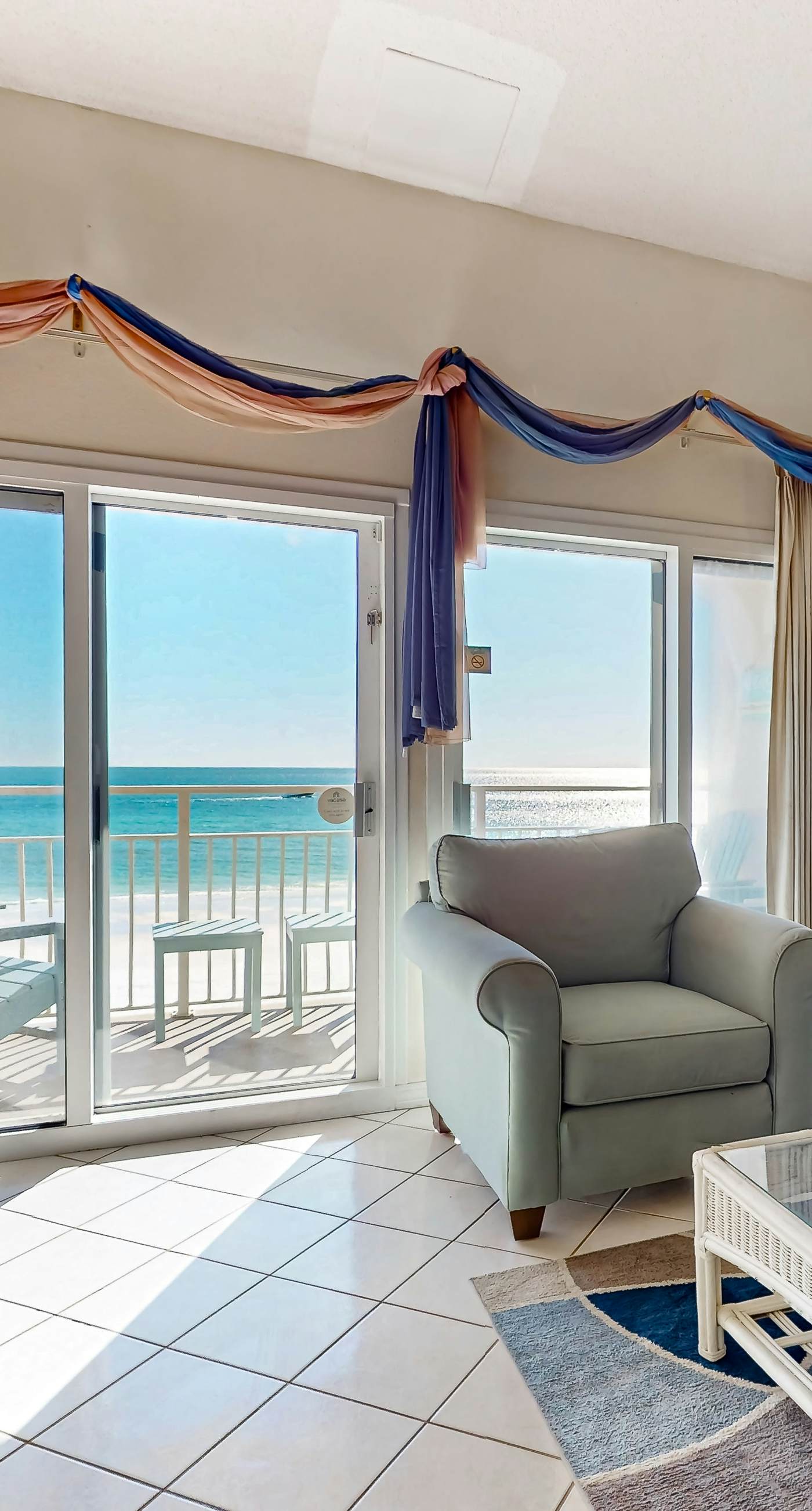 Gulf-front condo with complimentary beach equipment - near shops & dining