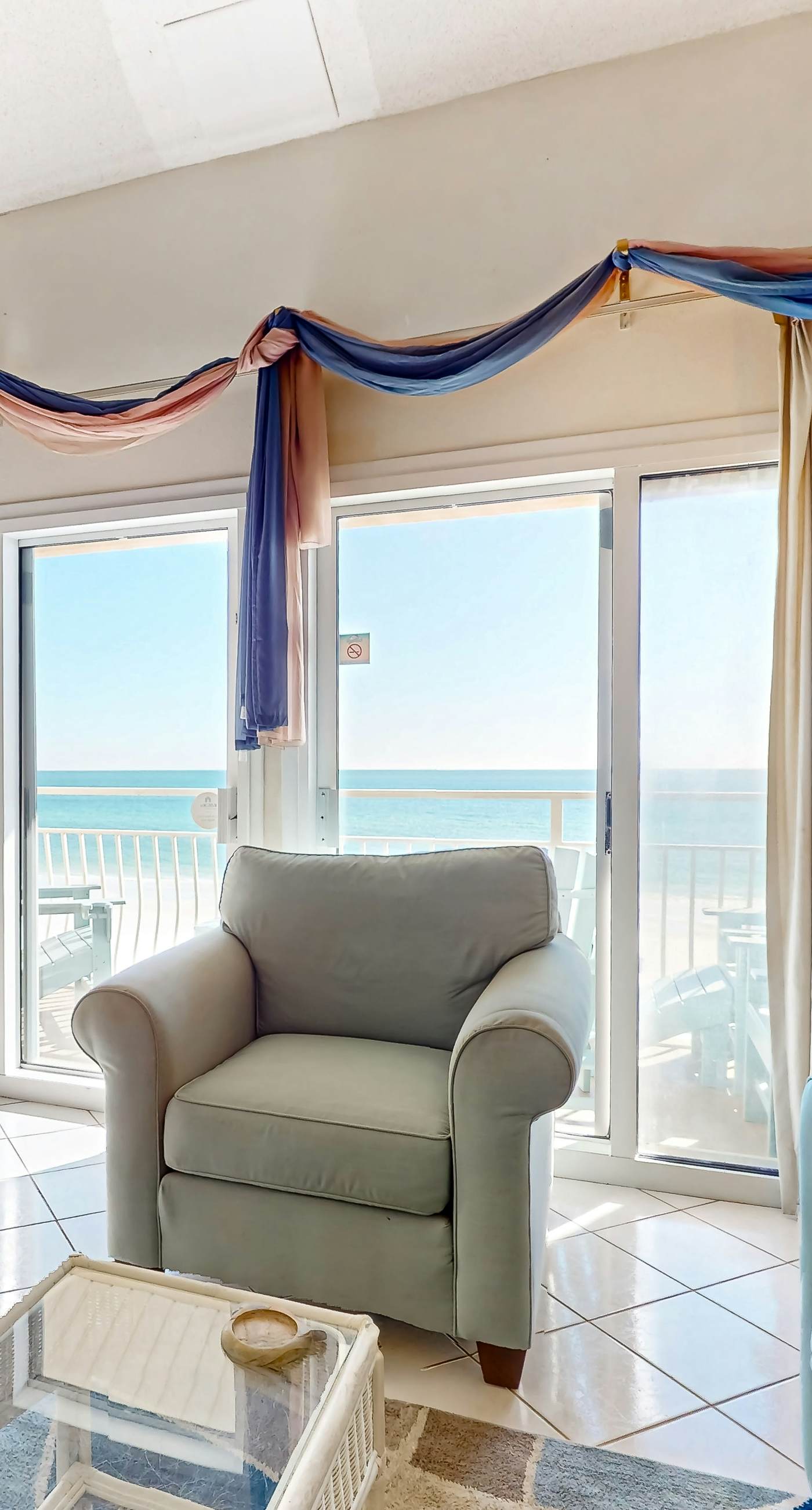 Gulf-front condo with complimentary beach equipment - near shops & dining
