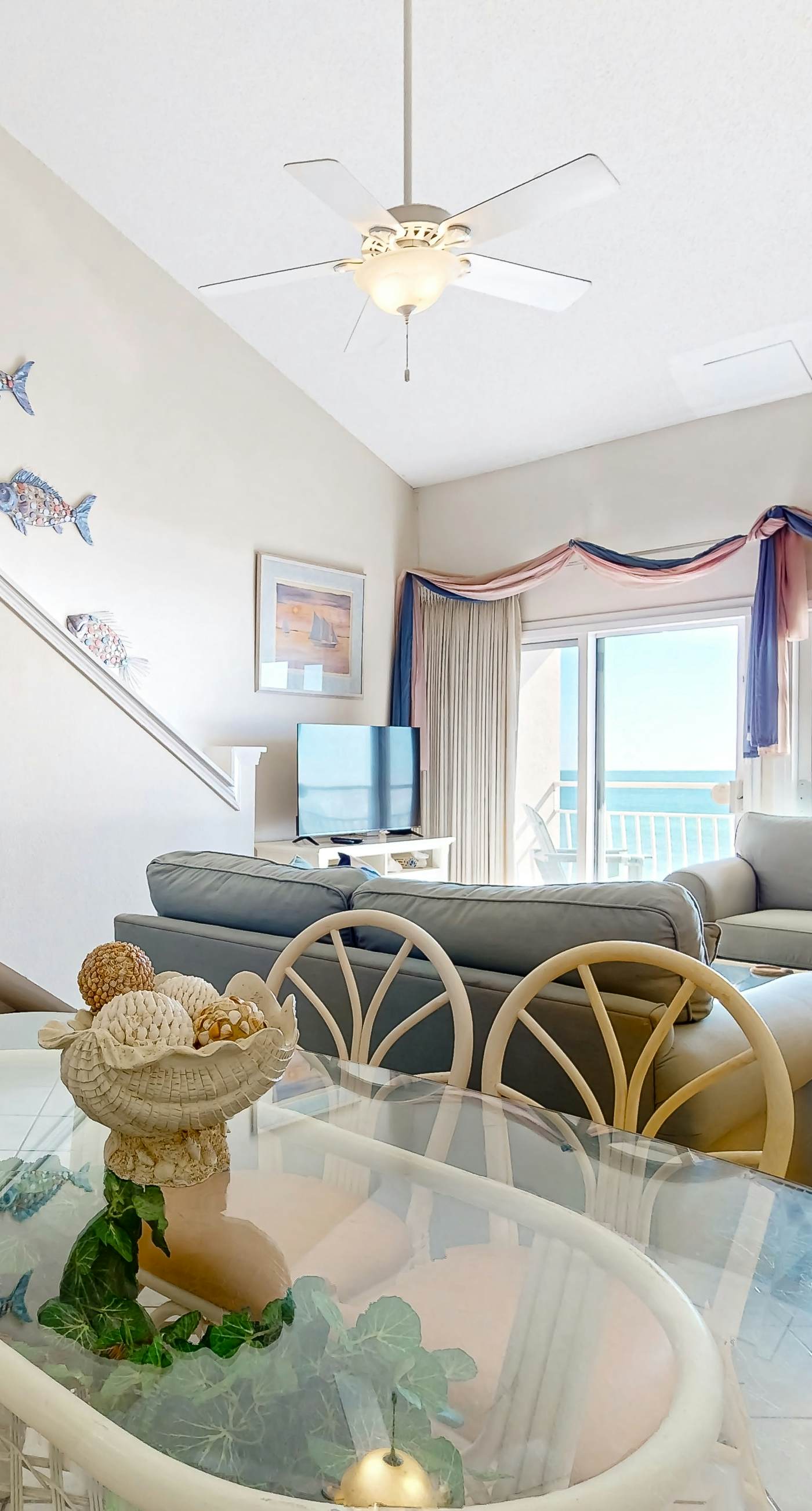 Gulf-front condo with complimentary beach equipment - near shops & dining