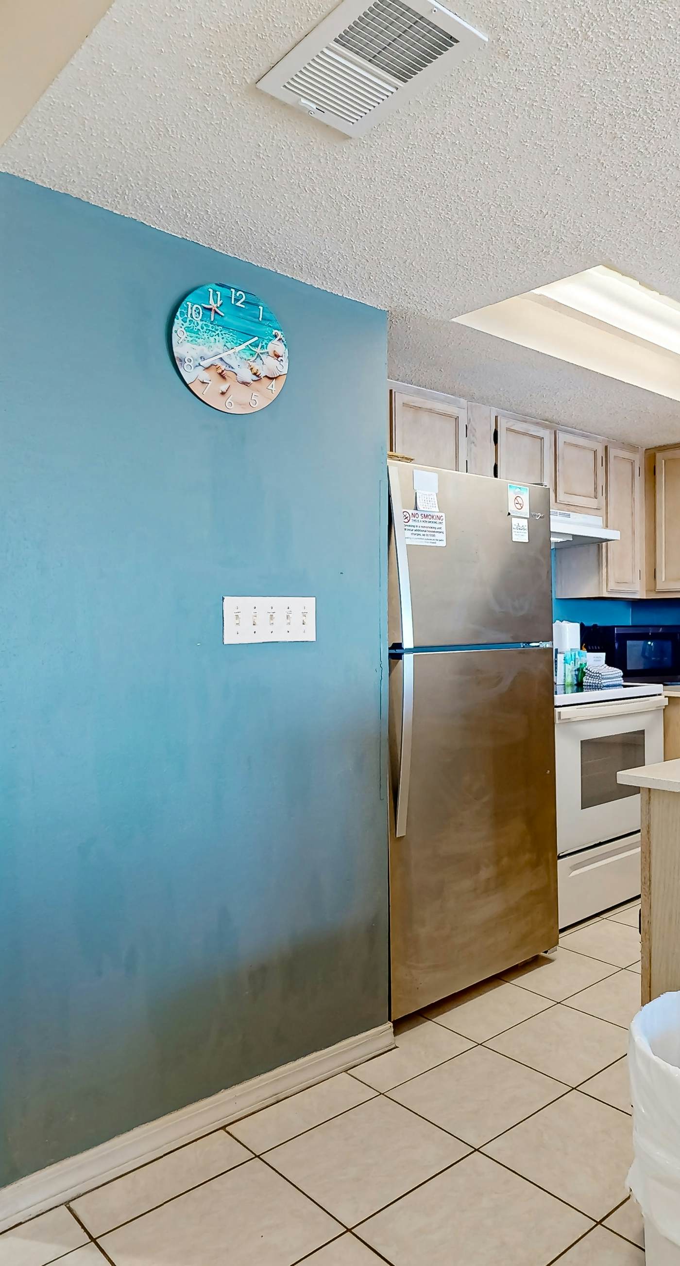 Gulf-front condo with complimentary beach equipment - near shops & dining