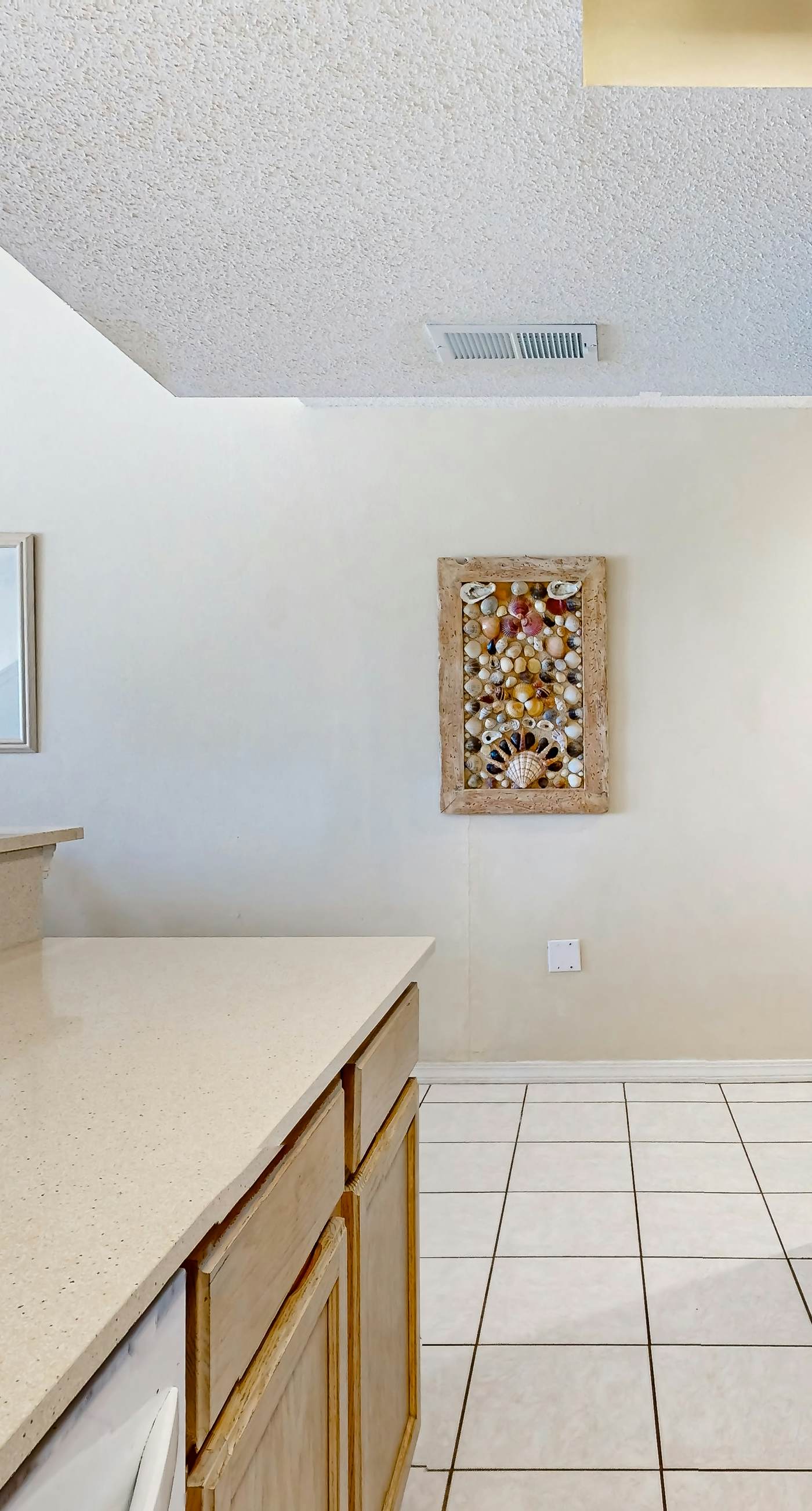 Gulf-front condo with complimentary beach equipment - near shops & dining