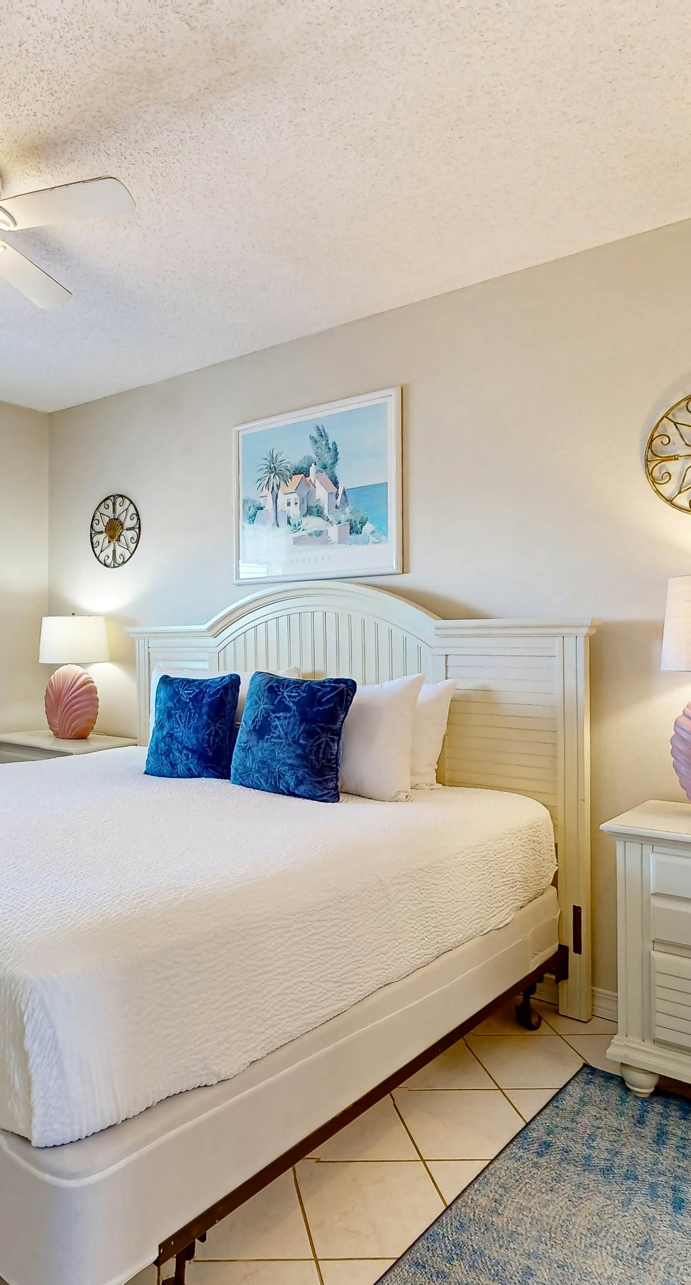 Gulf-front condo with complimentary beach equipment - near shops & dining