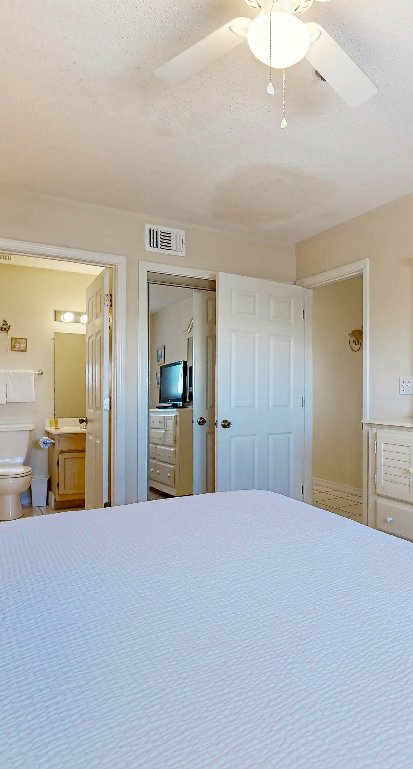 Gulf-front condo with complimentary beach equipment - near shops & dining